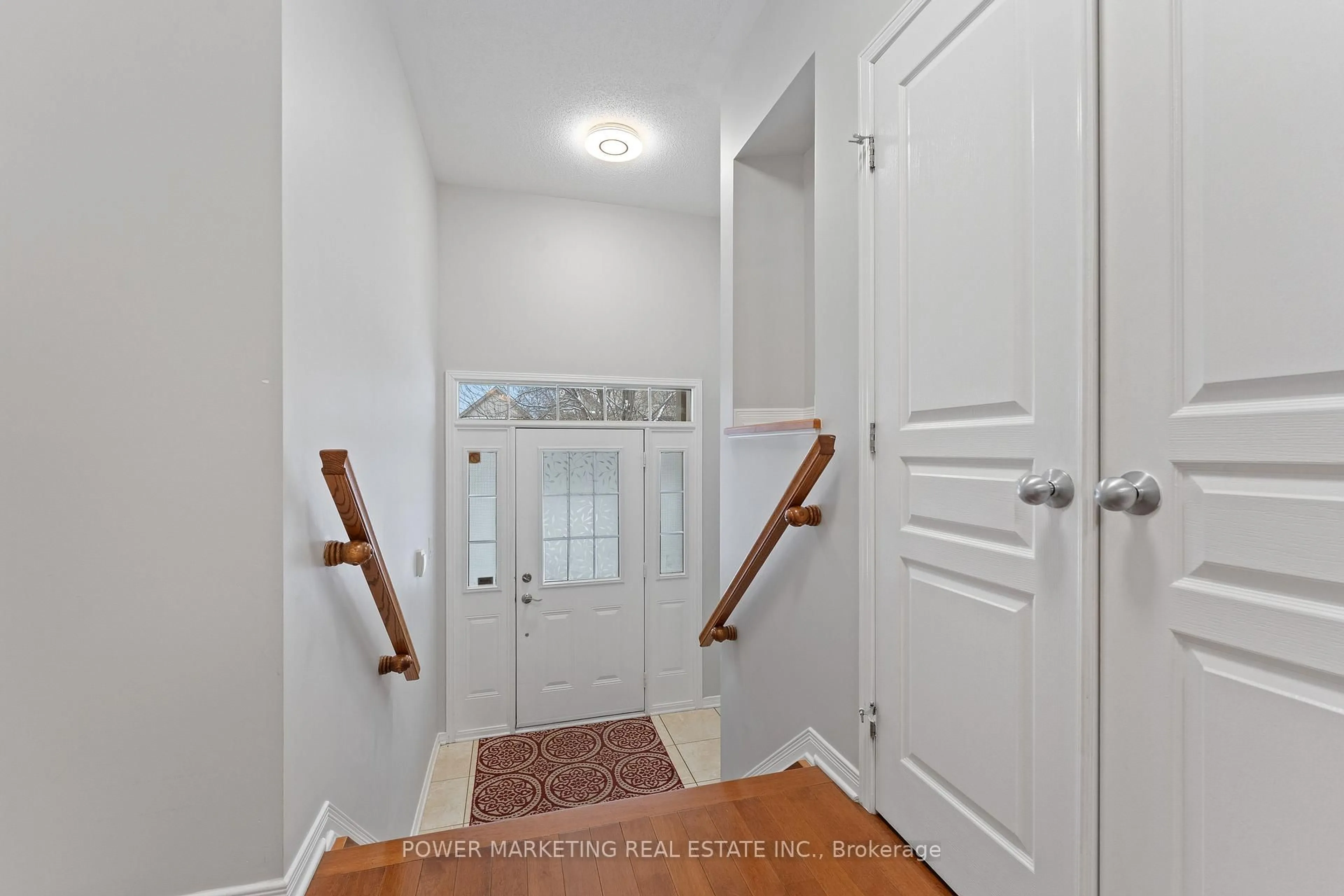 Indoor entryway for 224 Harthill Way, Ottawa Ontario K2J 0P2