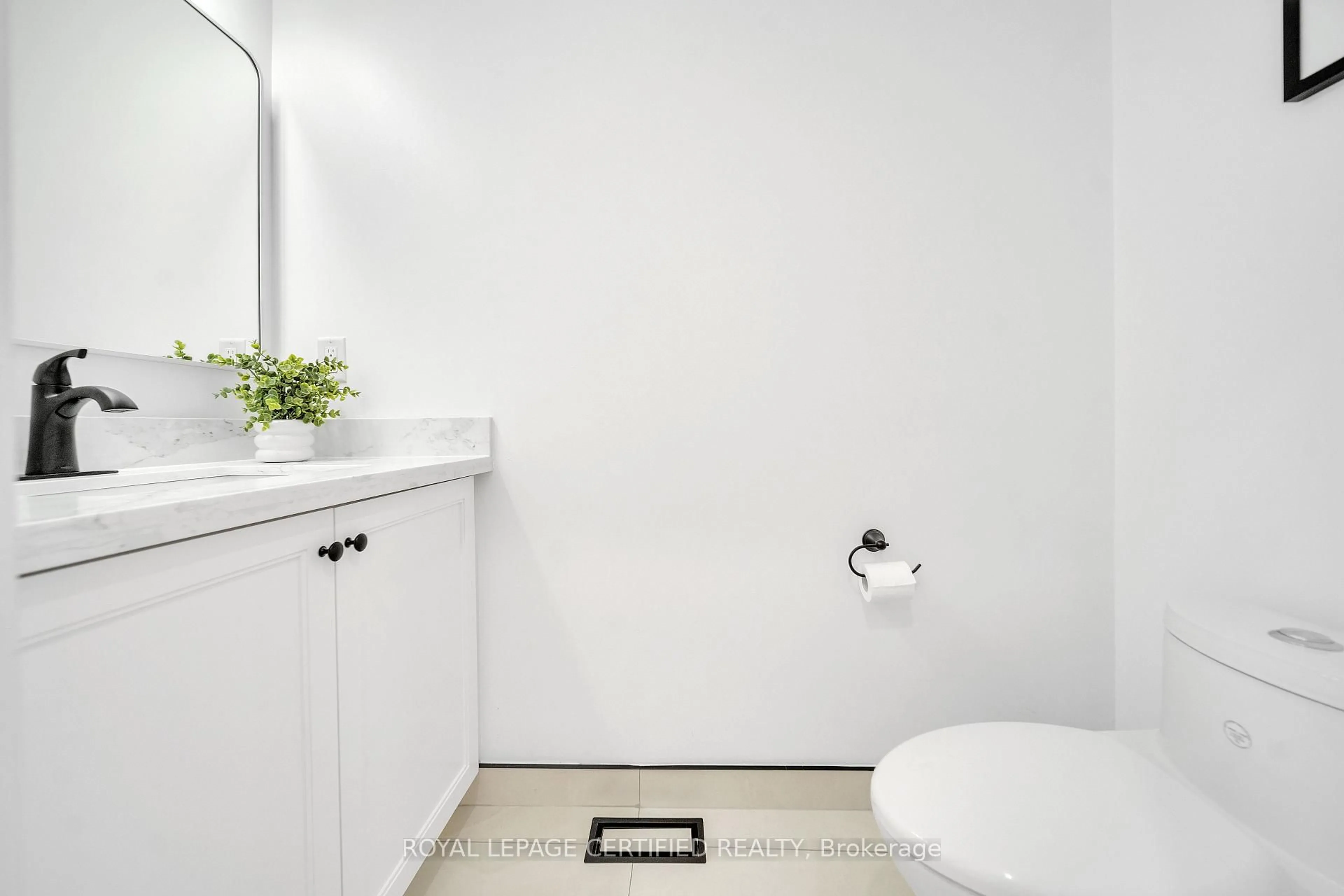 Standard bathroom, ceramic/tile floor for 18 House Lane, Hamilton Ontario L9K 0G1