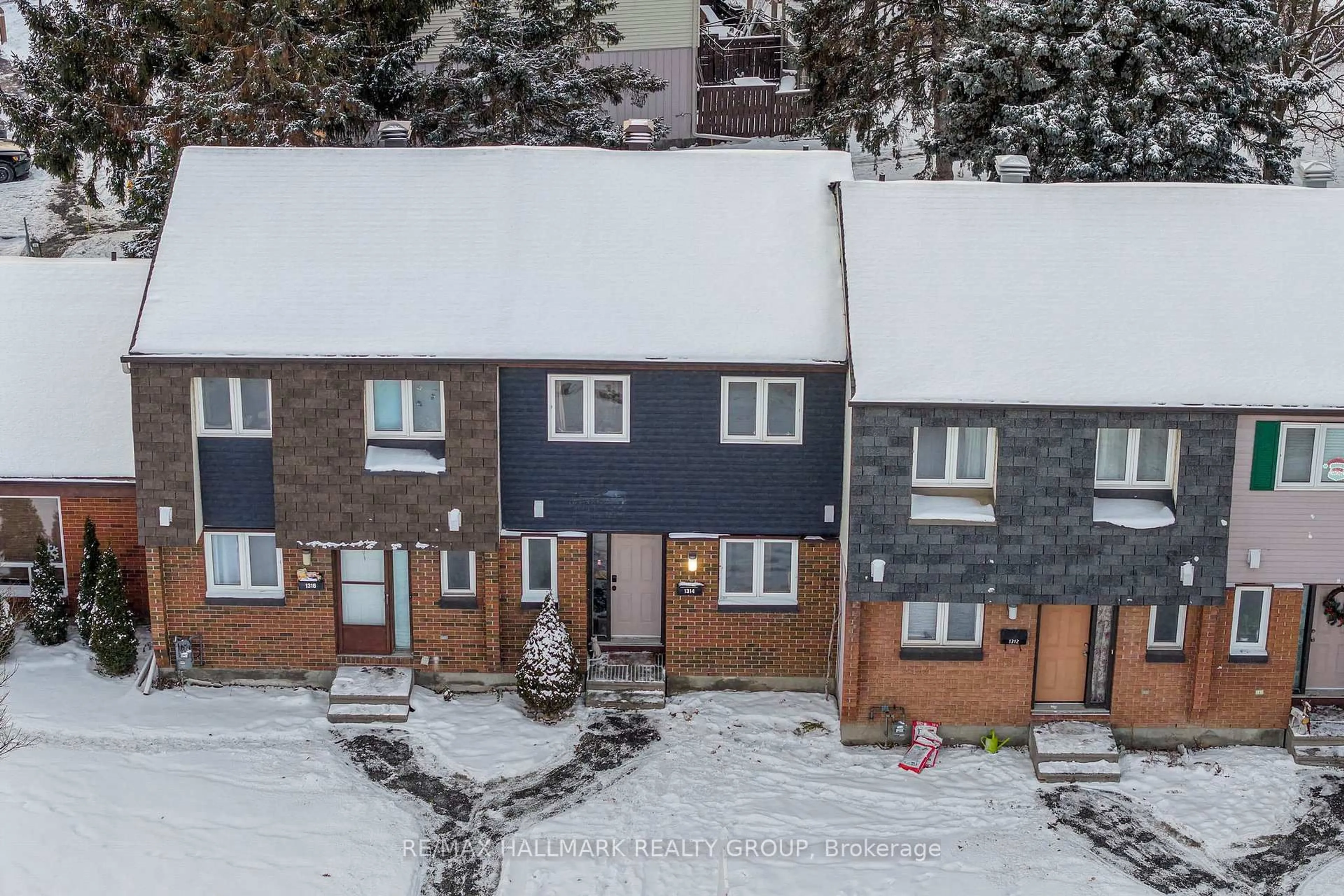 A pic from outside/outdoor area/front of a property/back of a property/a pic from drone, street for 1314 Cedarcroft Cres, Gloucester Ontario K1B 5C7