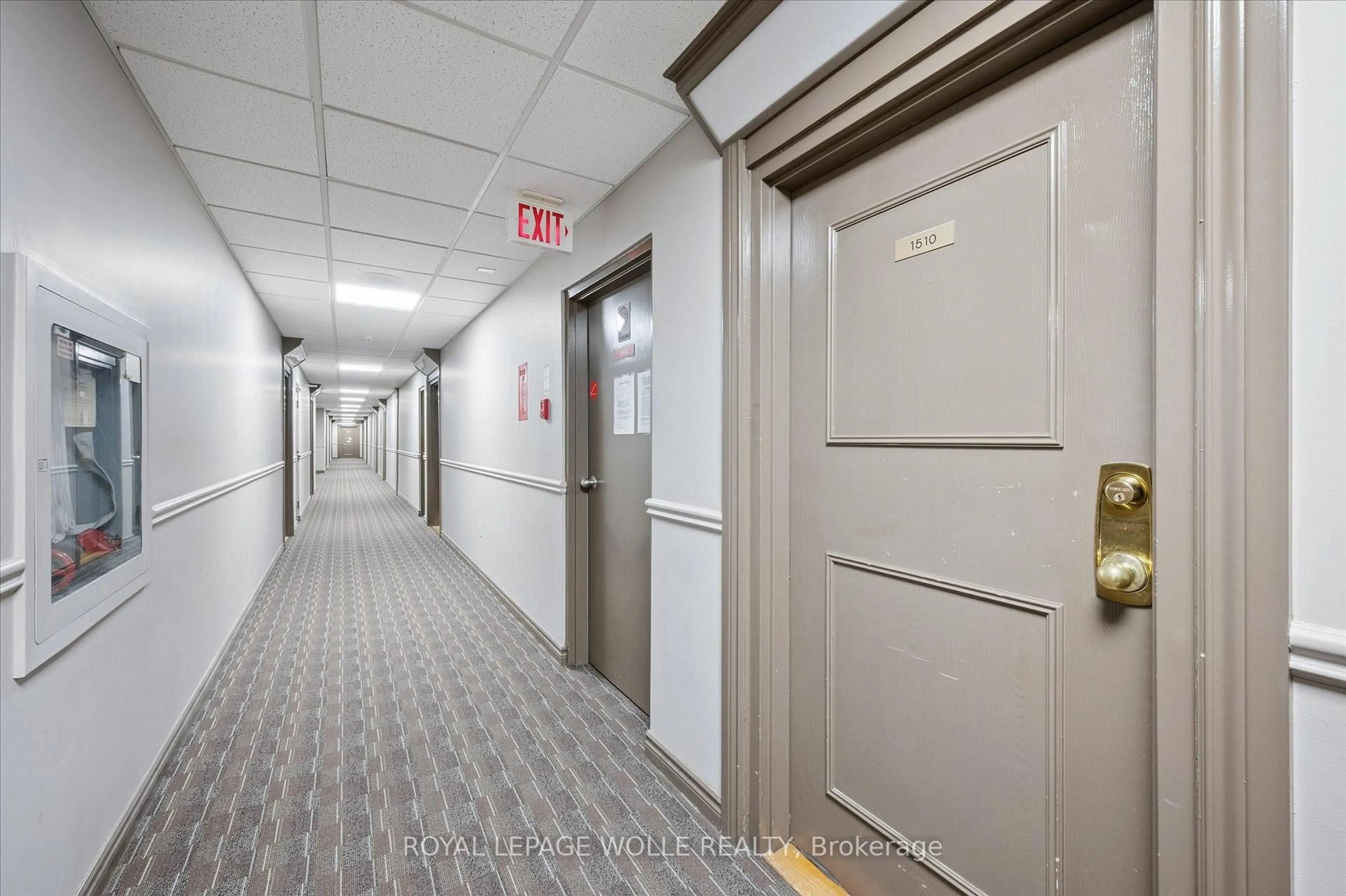 Indoor foyer for 35 Green Valley Dr #1510, Kitchener Ontario N2P 2A5