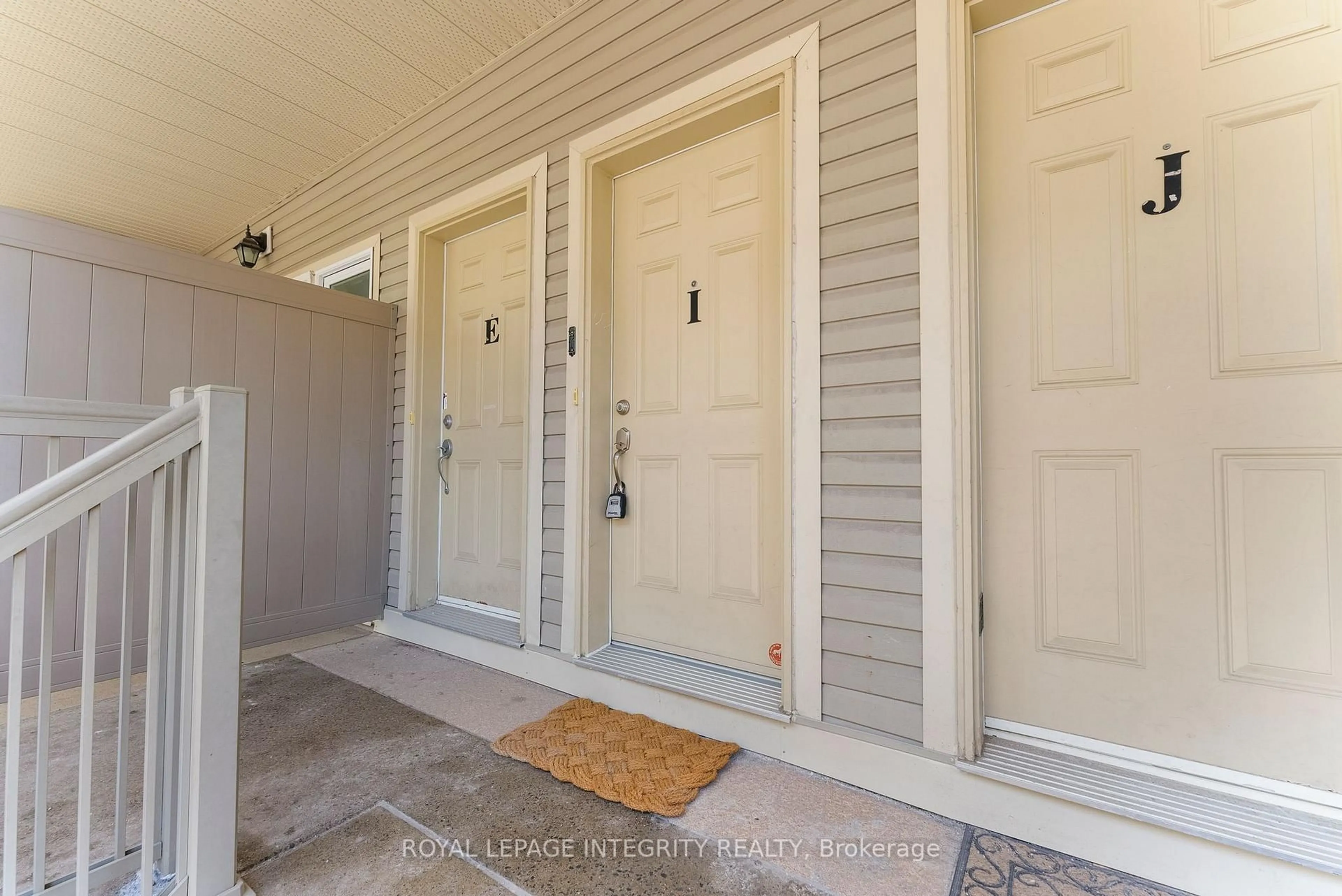 Indoor entryway for 1109 STITTSVILLE MAIN St #I, Ottawa Ontario K2S 0C6