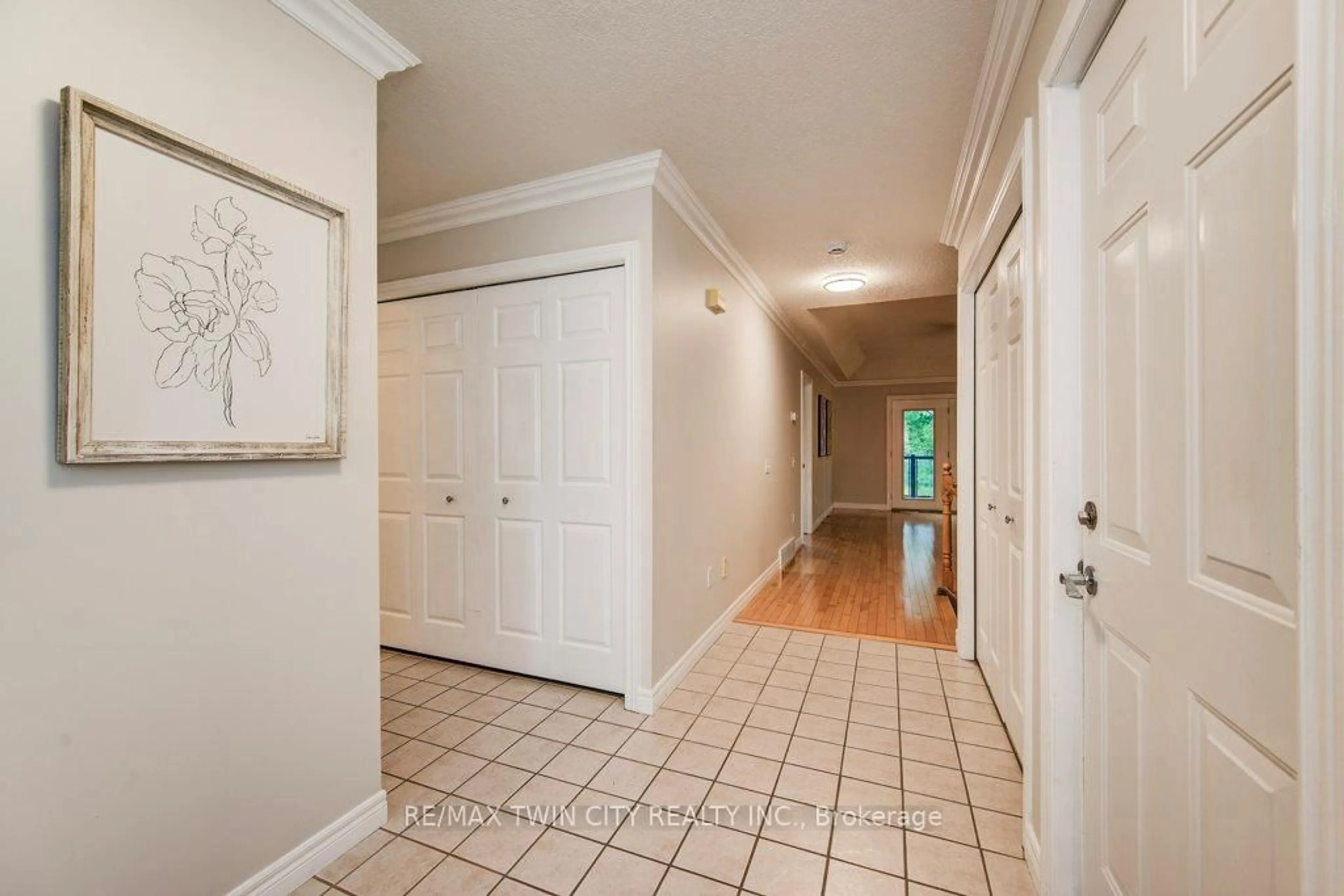 Indoor foyer for 670 Salzburg Dr, Waterloo Ontario N2V 2N8
