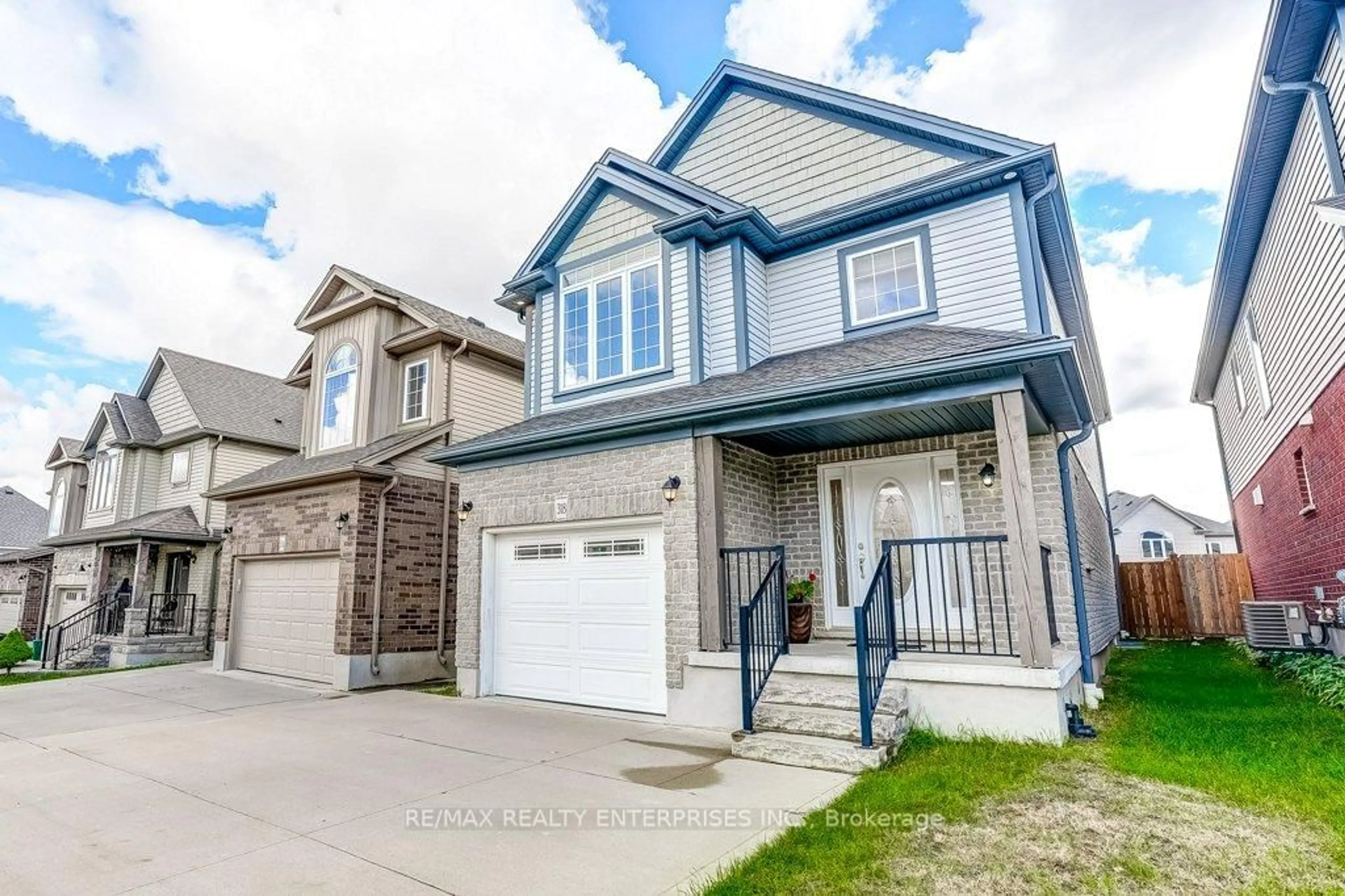 Home with vinyl exterior material, street for 318 Old Huron Rd, Kitchener Ontario N2R 1P8