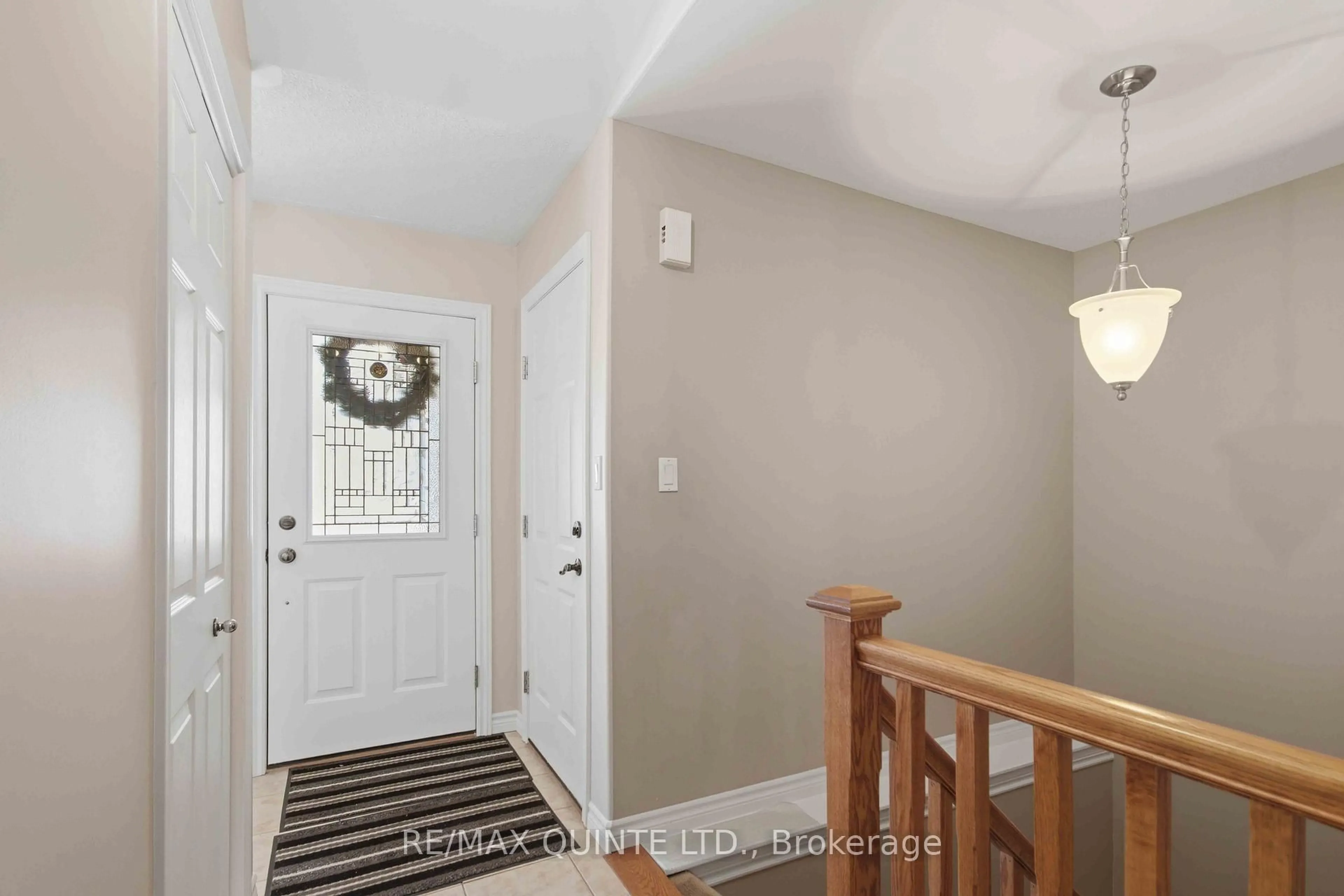 Indoor entryway for 43 Gavey St, Belleville Ontario K8N 4Z5