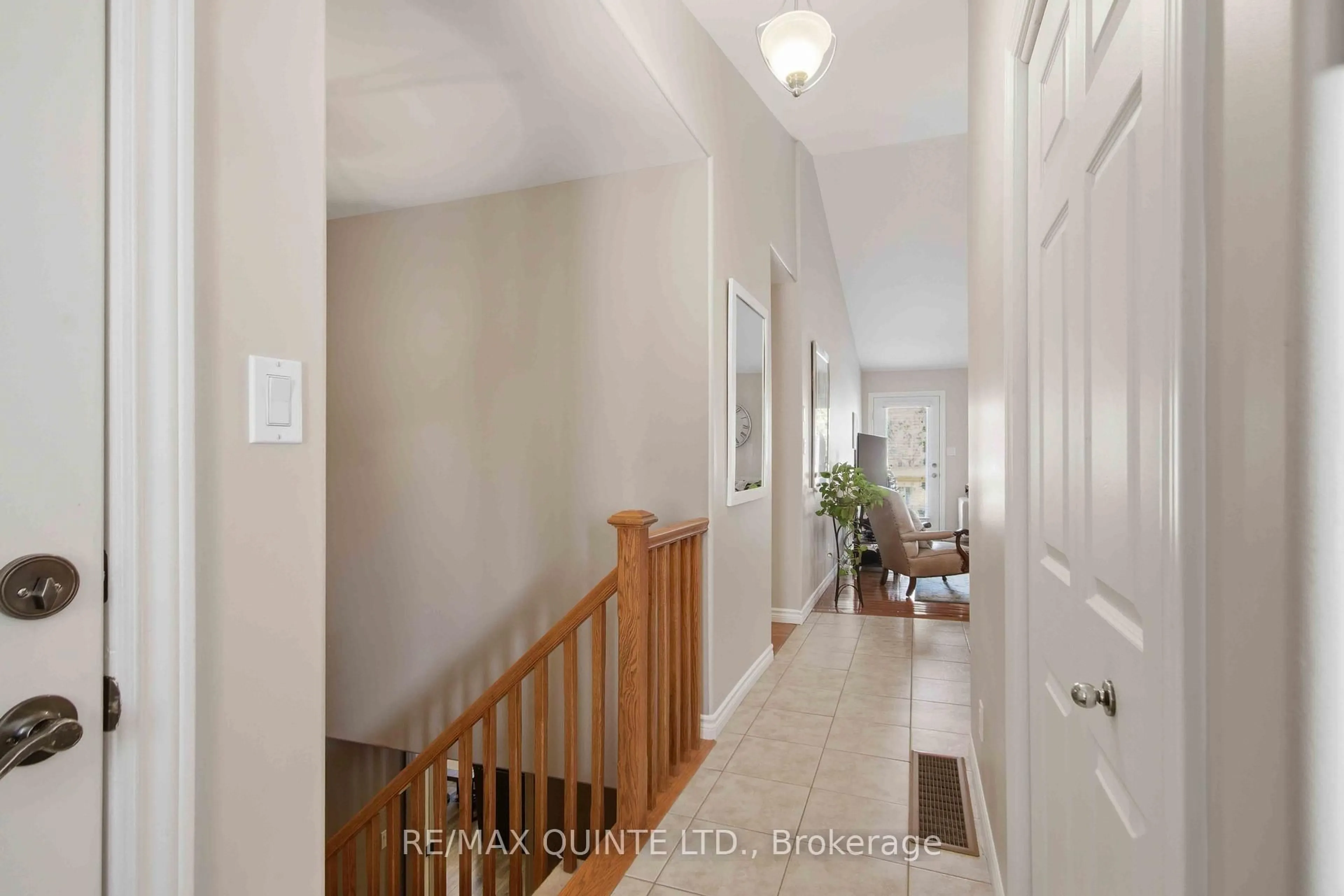 Indoor entryway for 43 Gavey St, Belleville Ontario K8N 4Z5