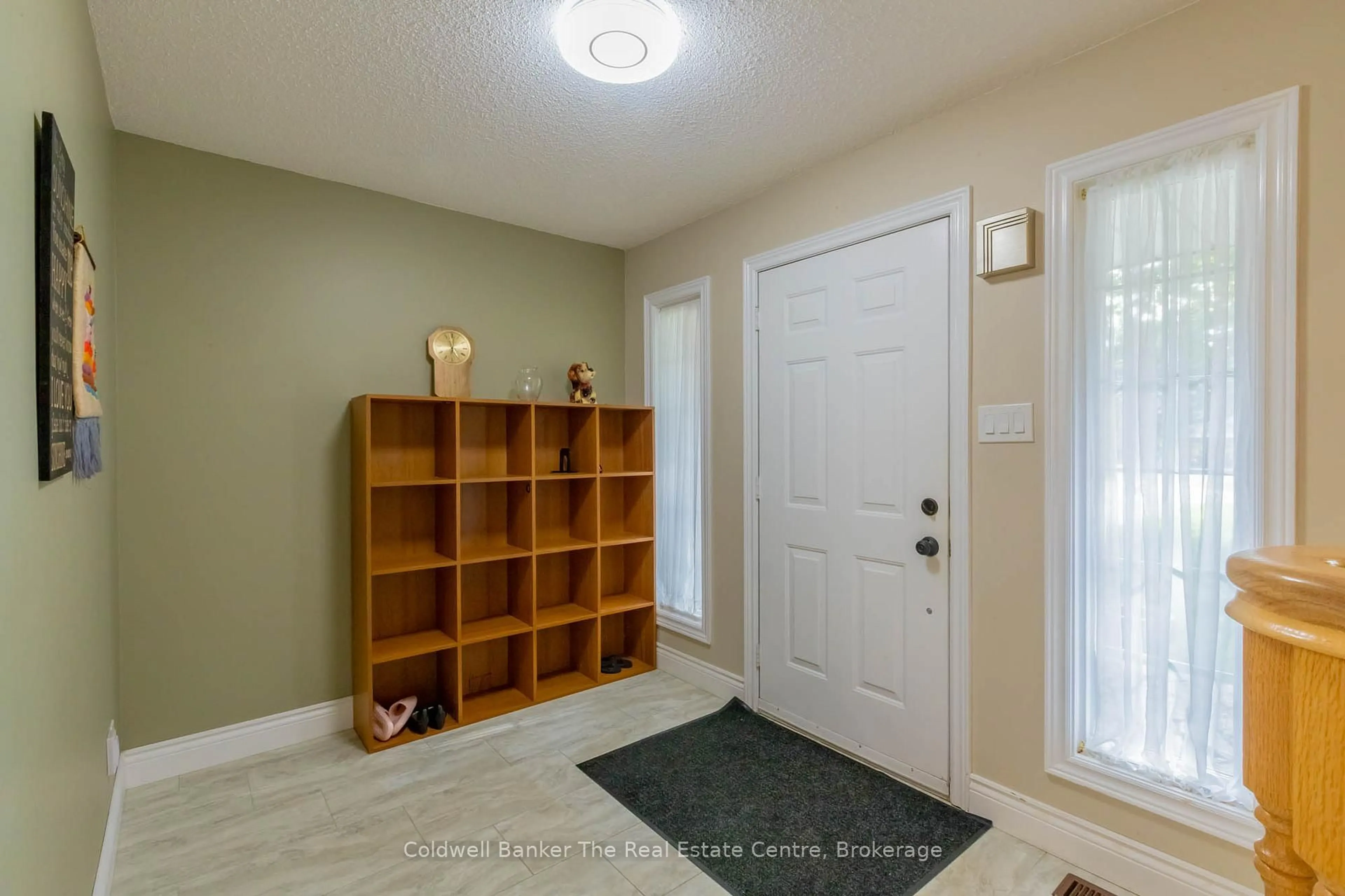 Indoor entryway for 110 Forest Glen Dr, Gravenhurst Ontario P1P 1A1