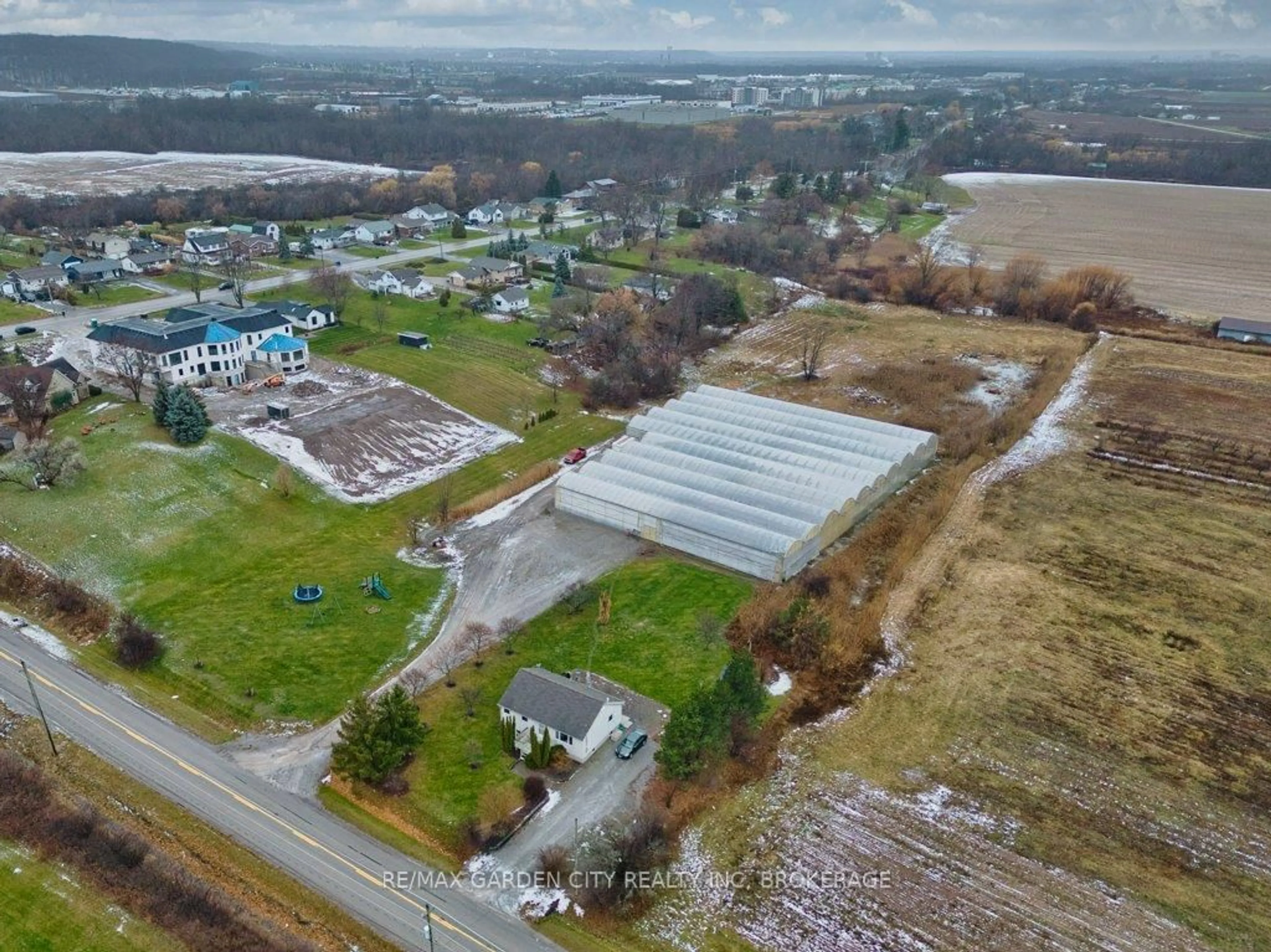 A pic from outside/outdoor area/front of a property/back of a property/a pic from drone, building for 430 Concession 7 Rd, Niagara-on-the-Lake Ontario L0S 1S0