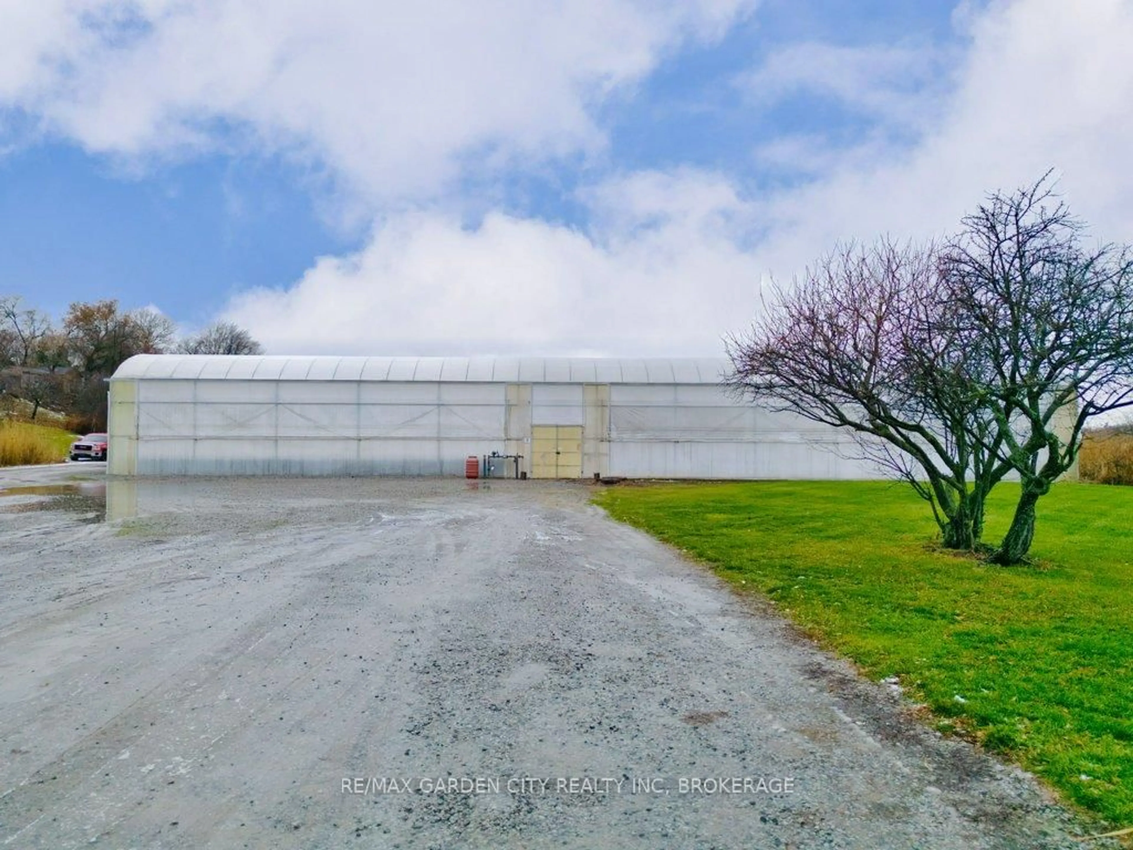 A pic from outside/outdoor area/front of a property/back of a property/a pic from drone, building for 430 Concession 7 Rd, Niagara-on-the-Lake Ontario L0S 1S0