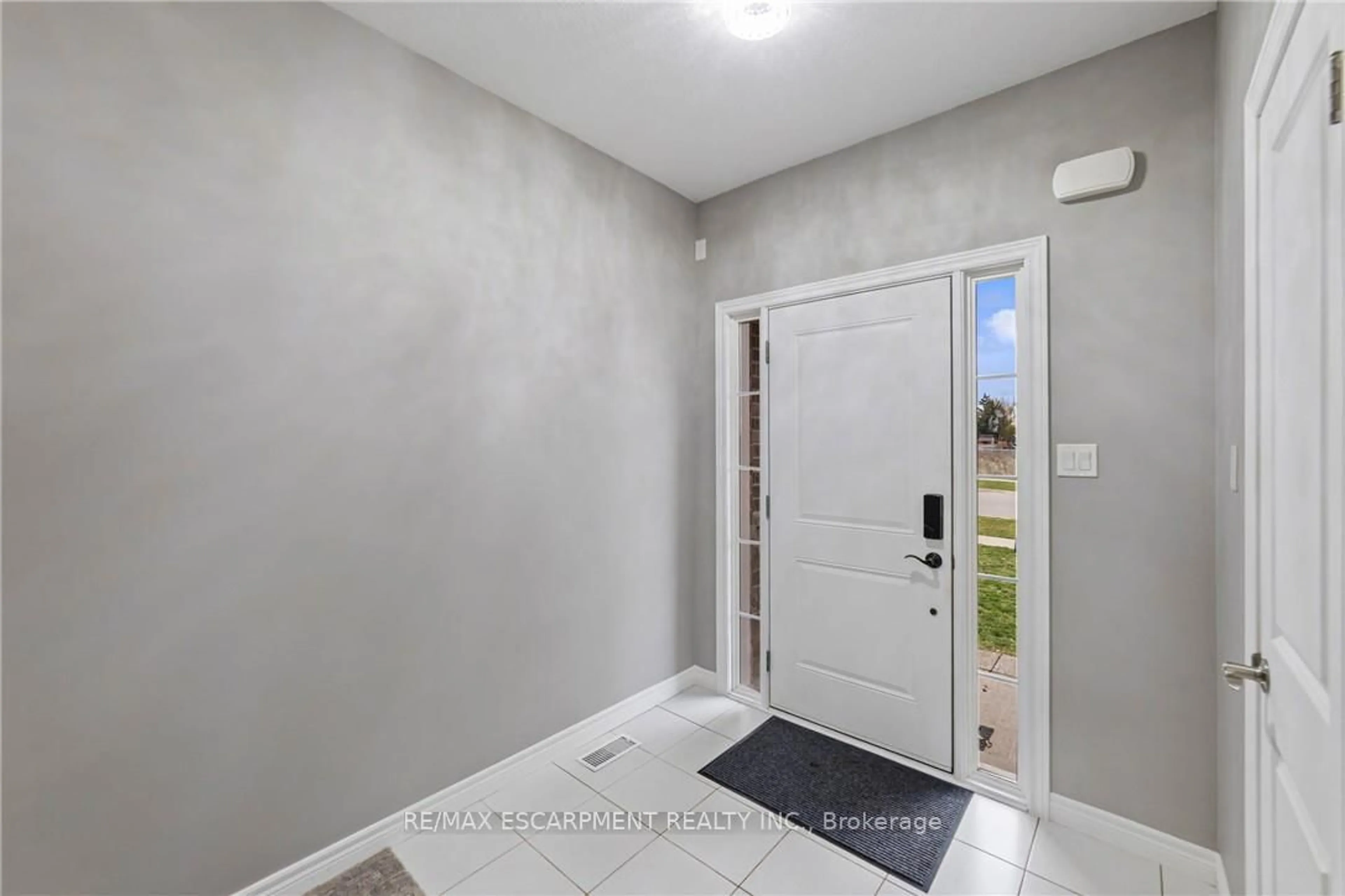 Indoor entryway for 17 Dennis Dr, West Lincoln Ontario L0R 2A0