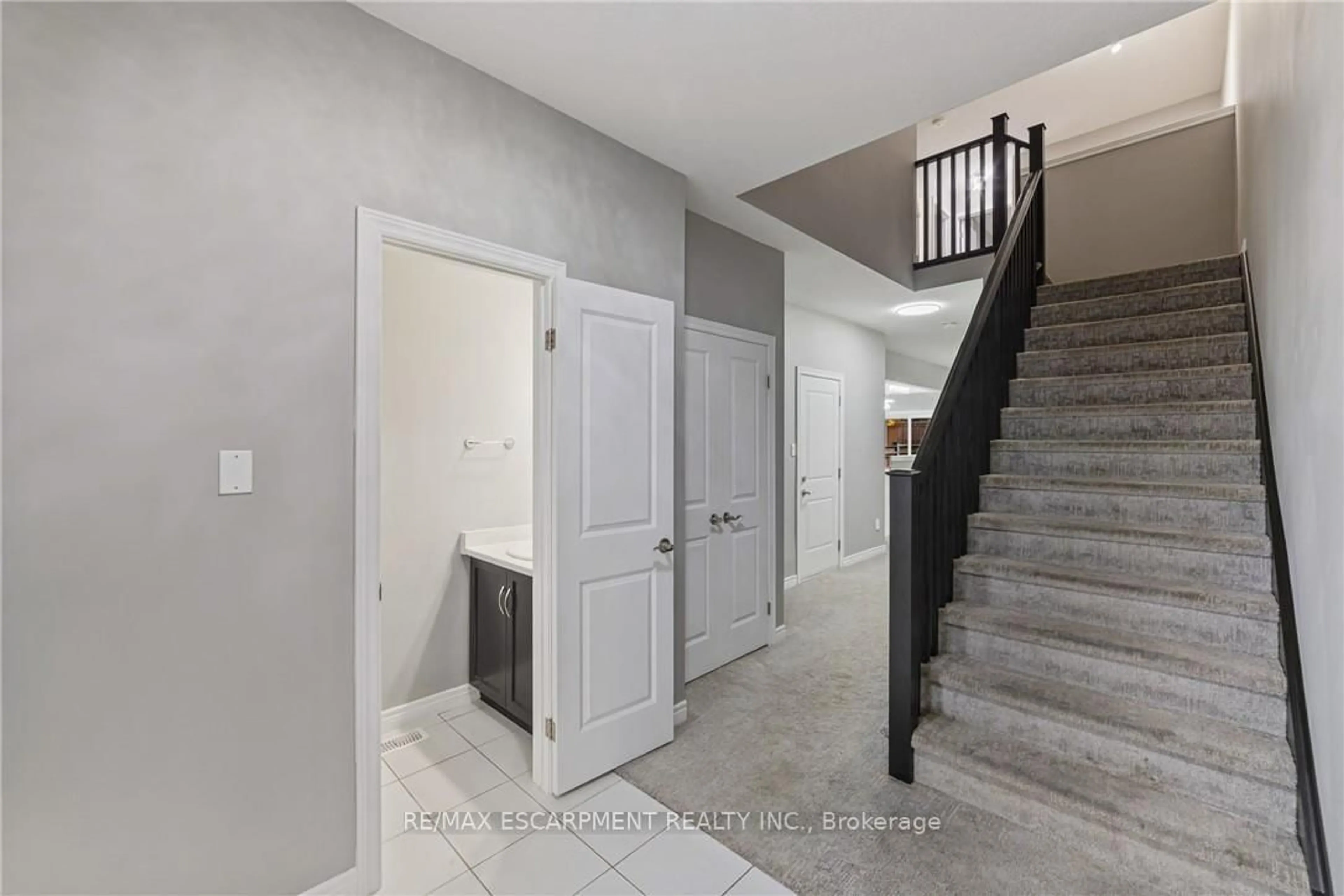 Indoor entryway for 17 Dennis Dr, West Lincoln Ontario L0R 2A0