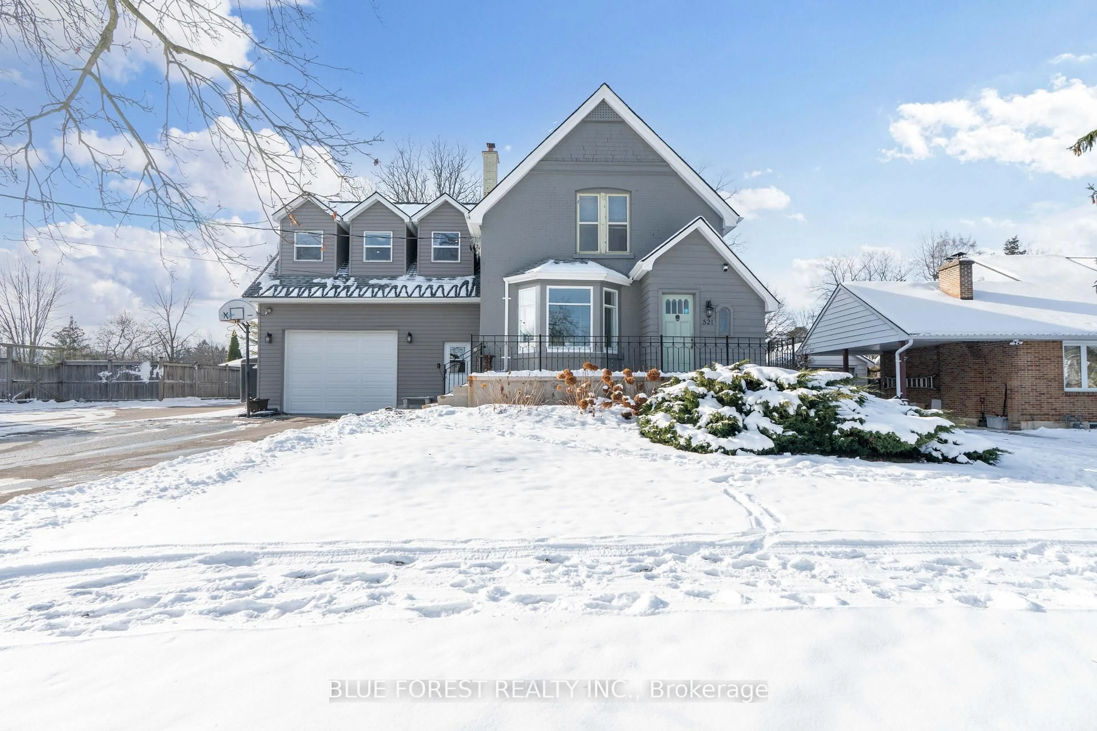 A pic from outside/outdoor area/front of a property/back of a property/a pic from drone, street for 521 Upper Queen St, London South Ontario N6C 3T8