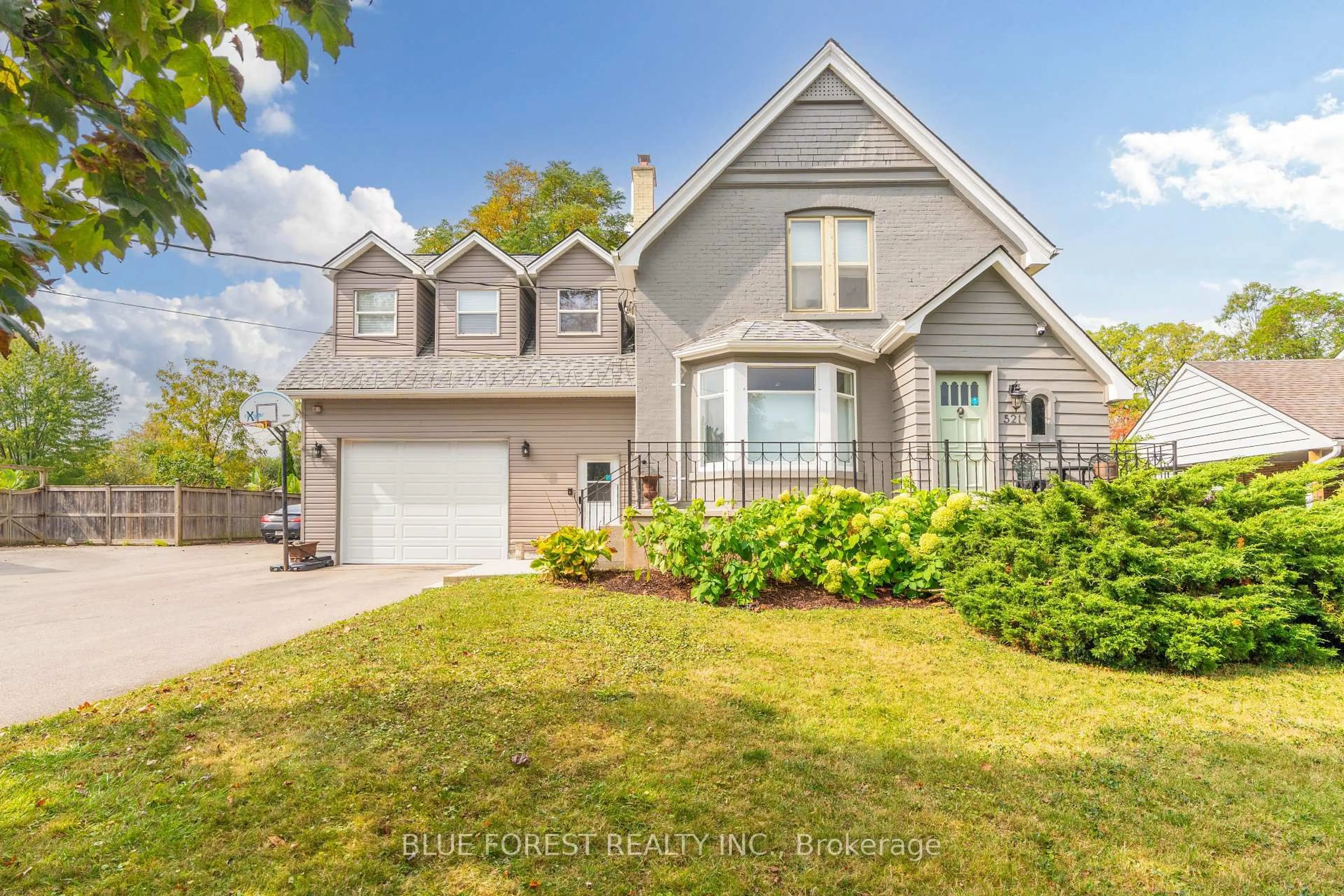 Home with vinyl exterior material, street for 521 Upper Queen St, London South Ontario N6C 3T8