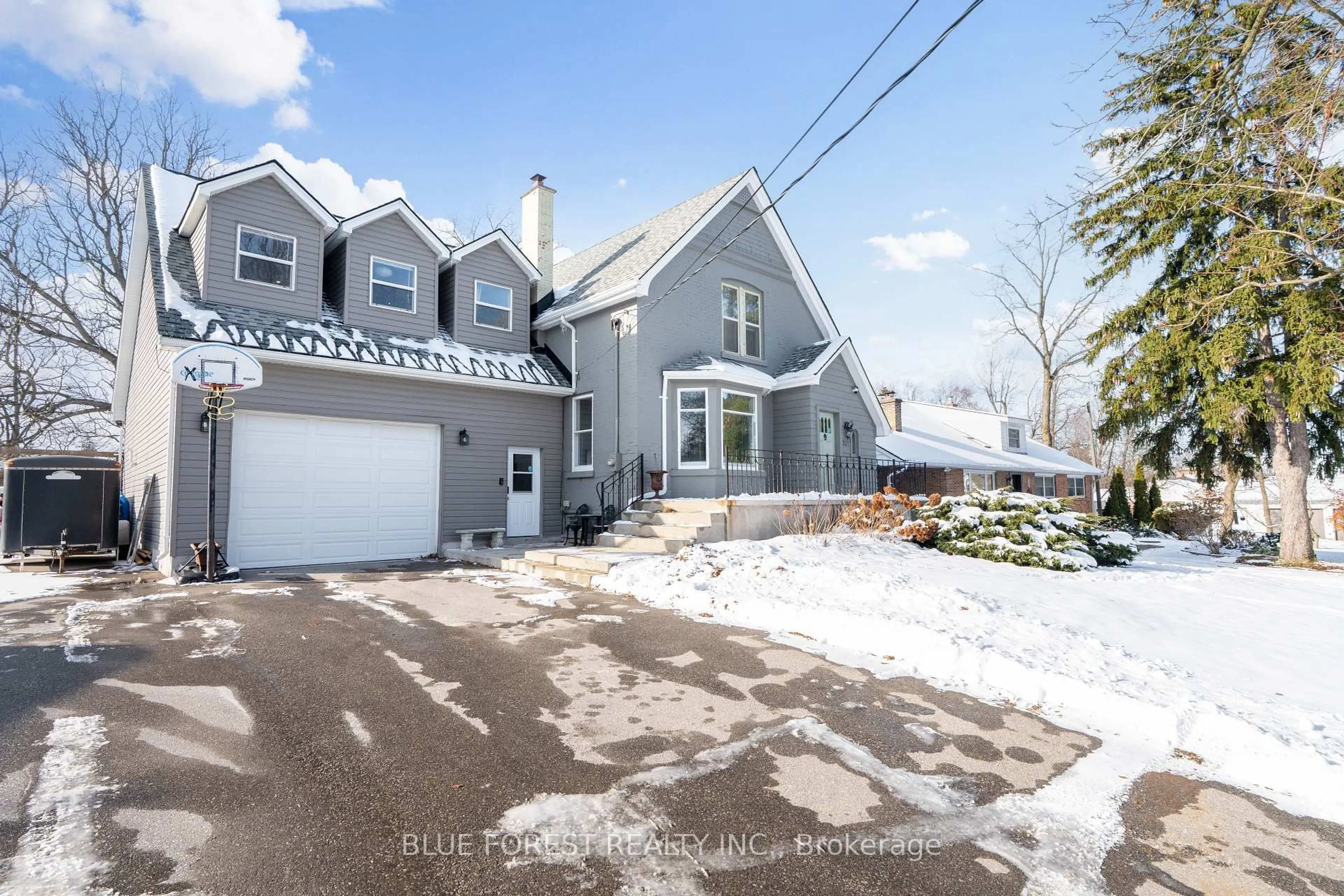 A pic from outside/outdoor area/front of a property/back of a property/a pic from drone, street for 521 Upper Queen St, London South Ontario N6C 3T8