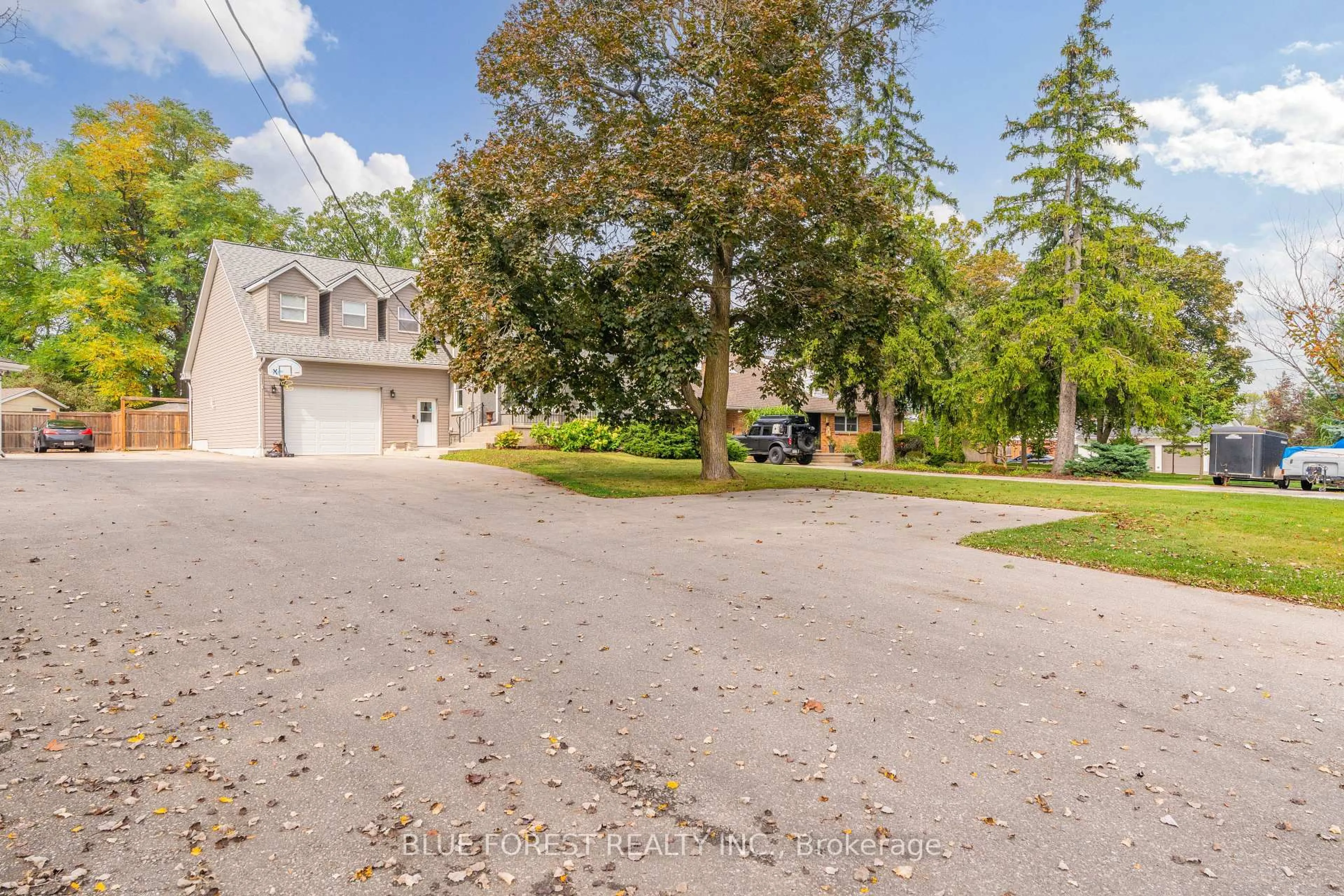 A pic from outside/outdoor area/front of a property/back of a property/a pic from drone, street for 521 Upper Queen St, London South Ontario N6C 3T8