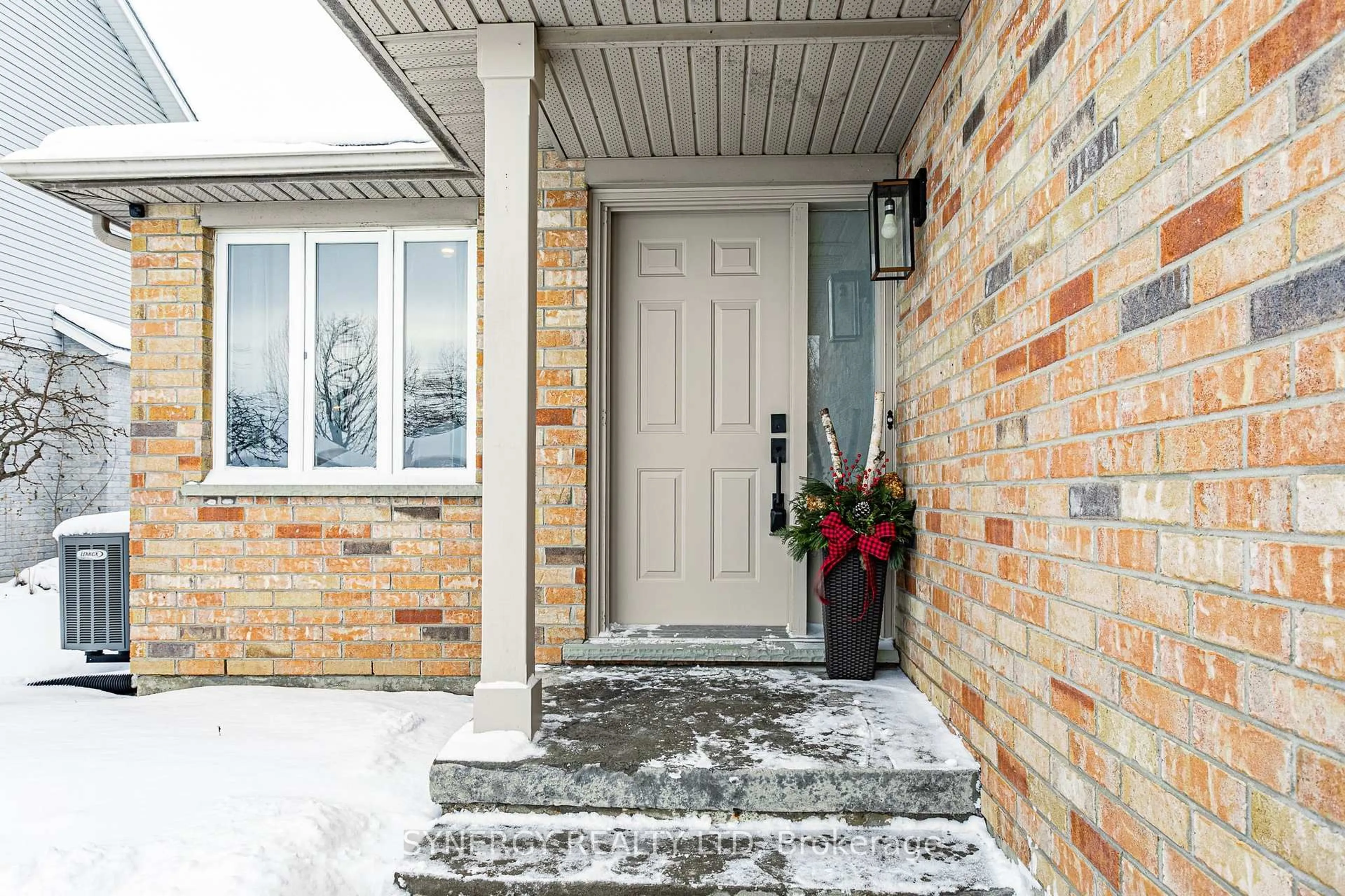 Indoor entryway for 29 Juniper Cres, Strathroy-Caradoc Ontario N7G 4G4