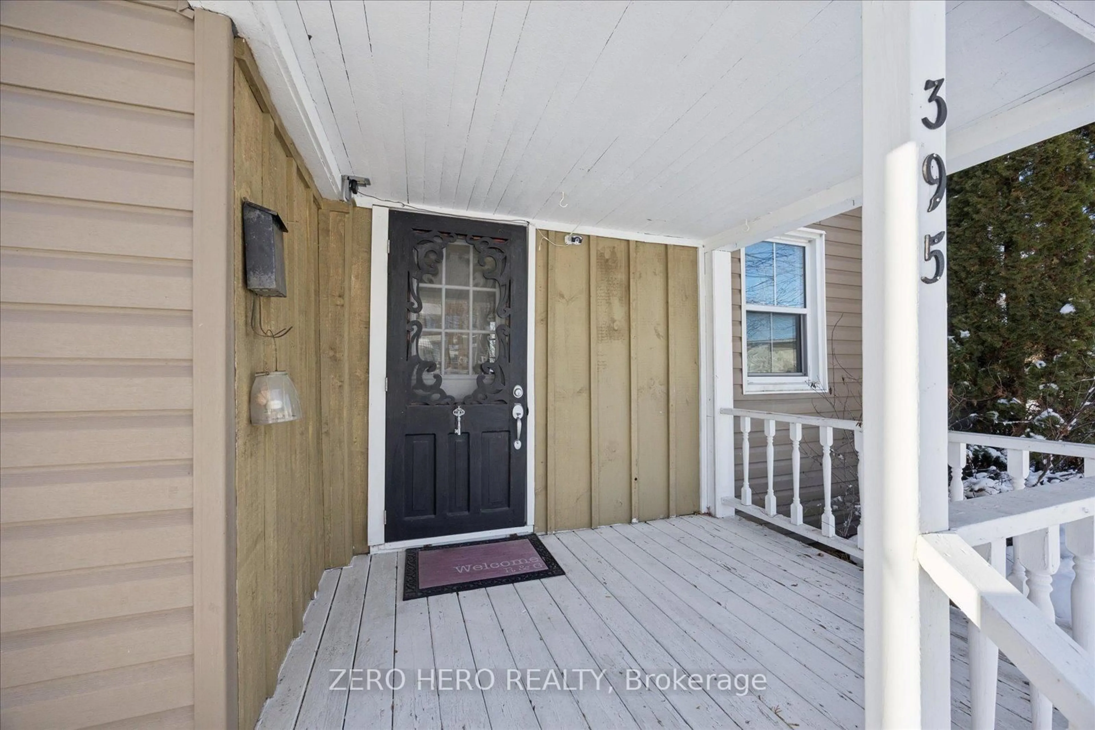 Indoor entryway for 395 Margaret St, Cobourg Ontario K9A 2Z6