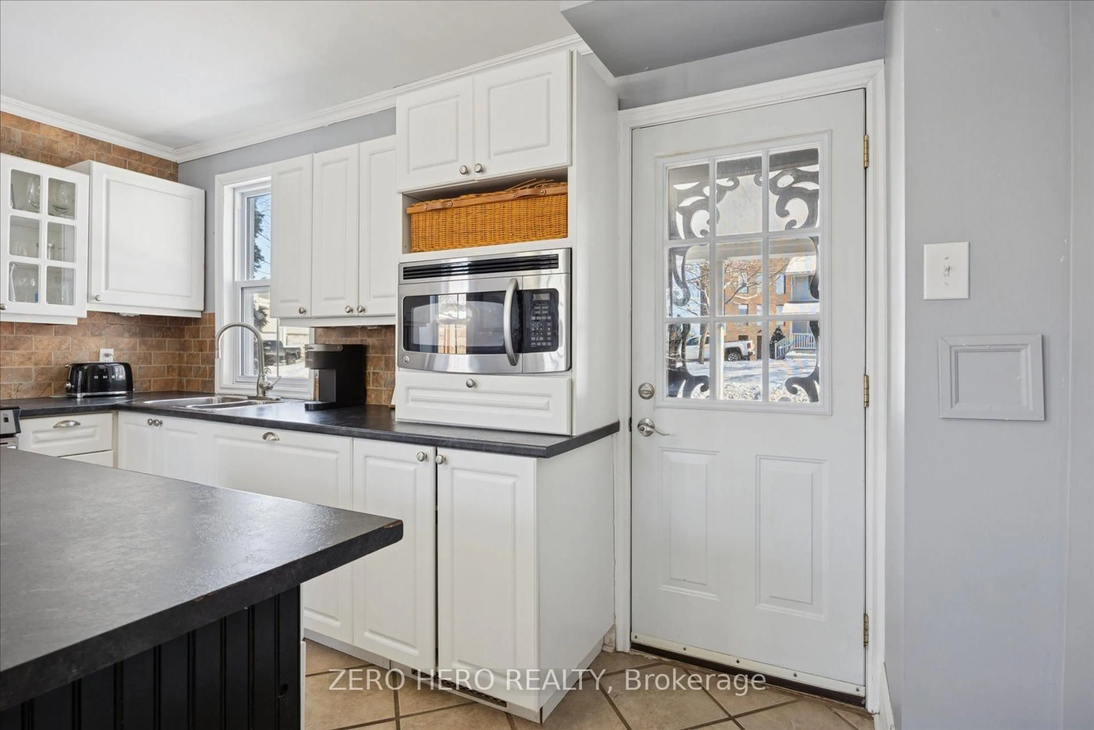 Open concept kitchen, ceramic/tile floor for 395 Margaret St, Cobourg Ontario K9A 2Z6