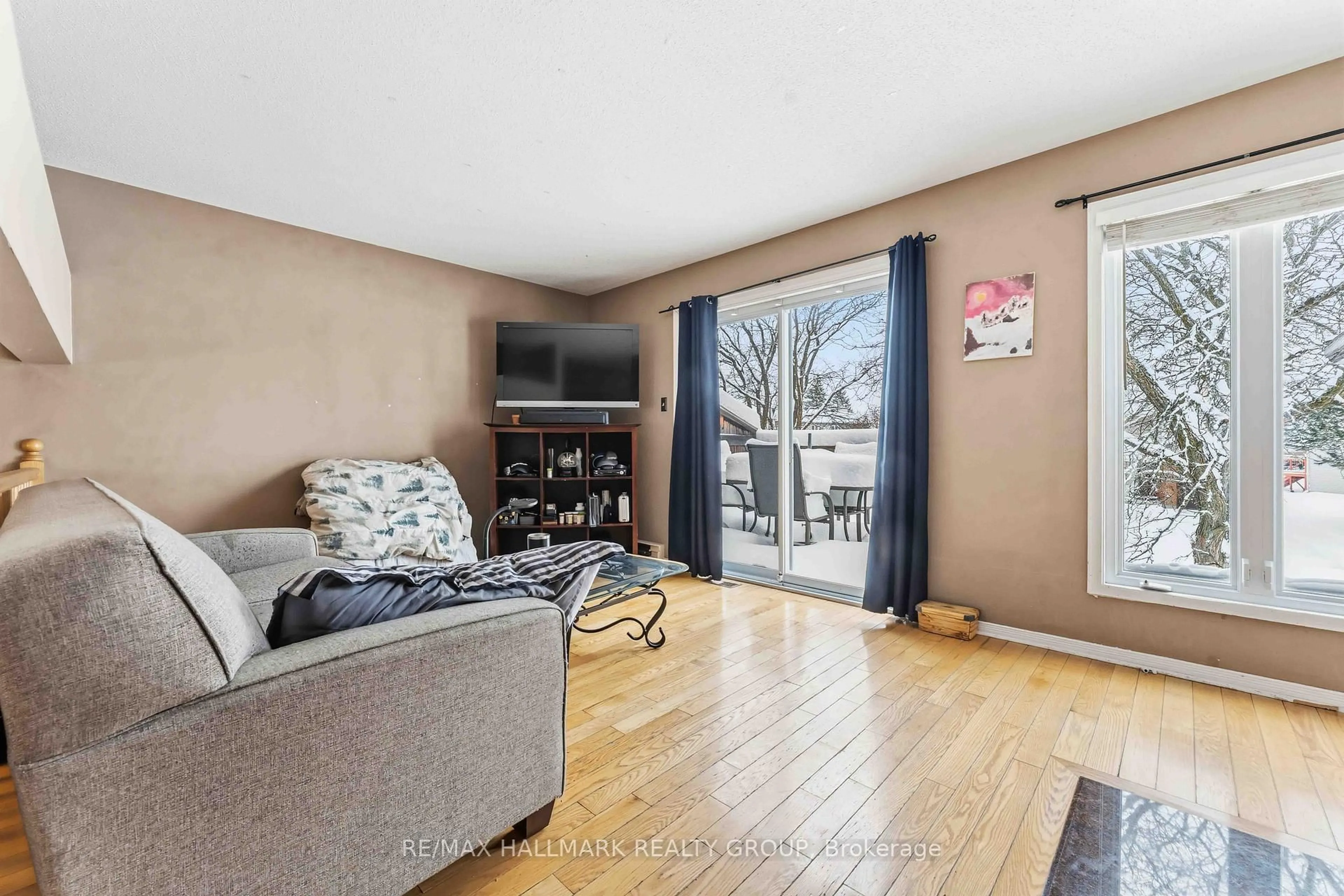 Living room with furniture, wood/laminate floor for 648 Brome Cres, Ottawa Ontario K4A 1W2