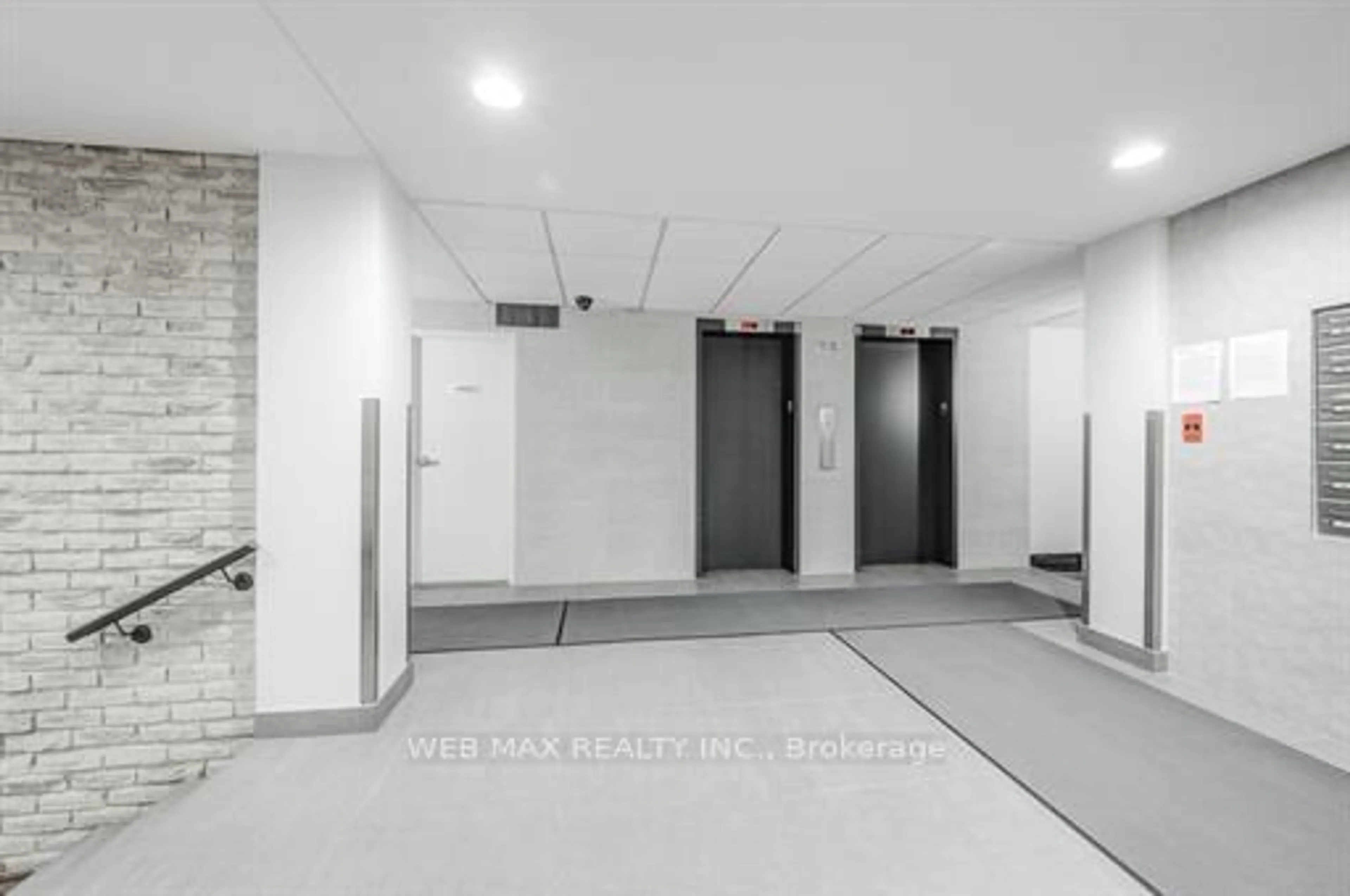 Indoor foyer for 93 Westwood Rd #311, Guelph Ontario N1H 7J7