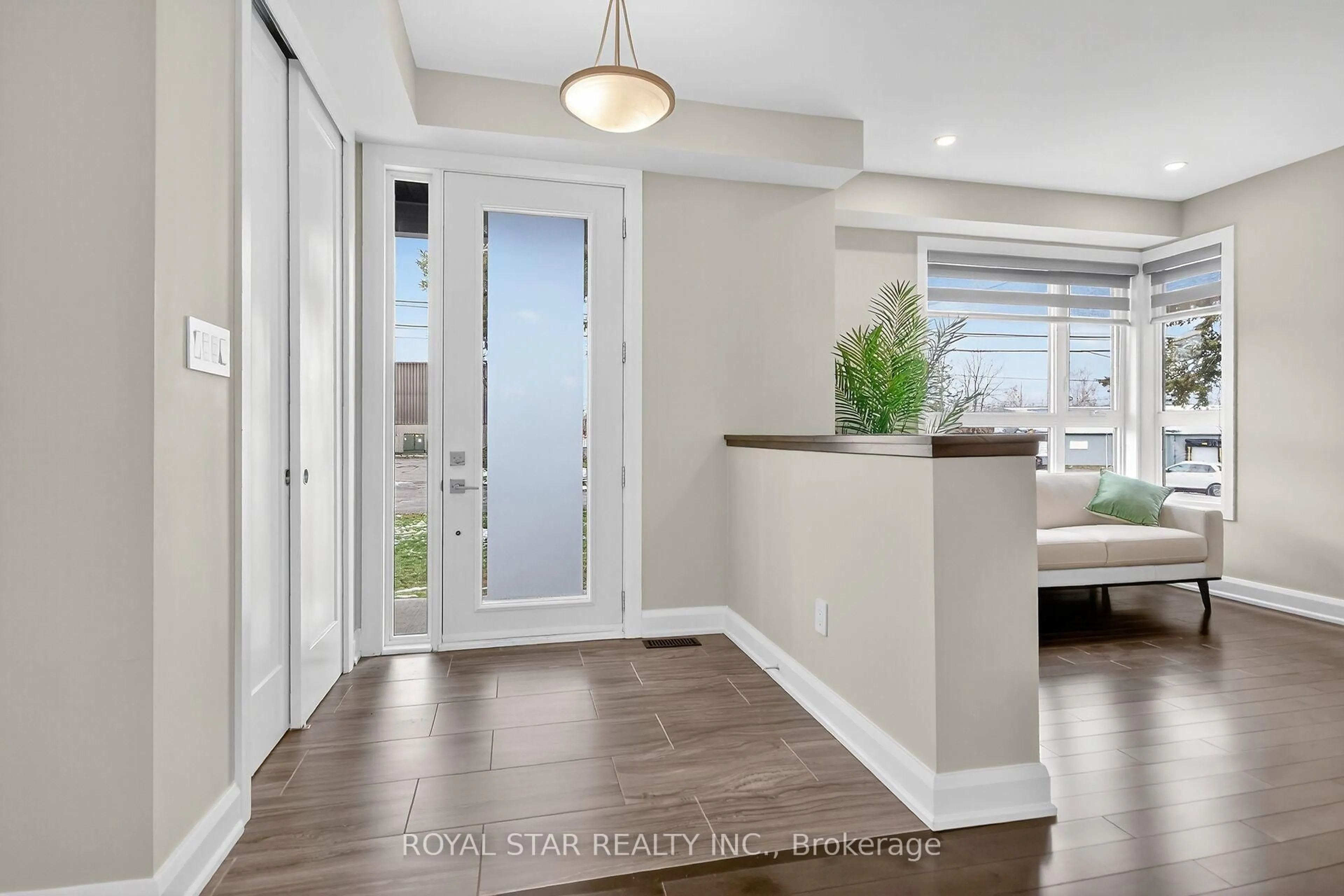 Indoor entryway for 17 Rideau Heights Dr, Ottawa Ontario K2E 7A7