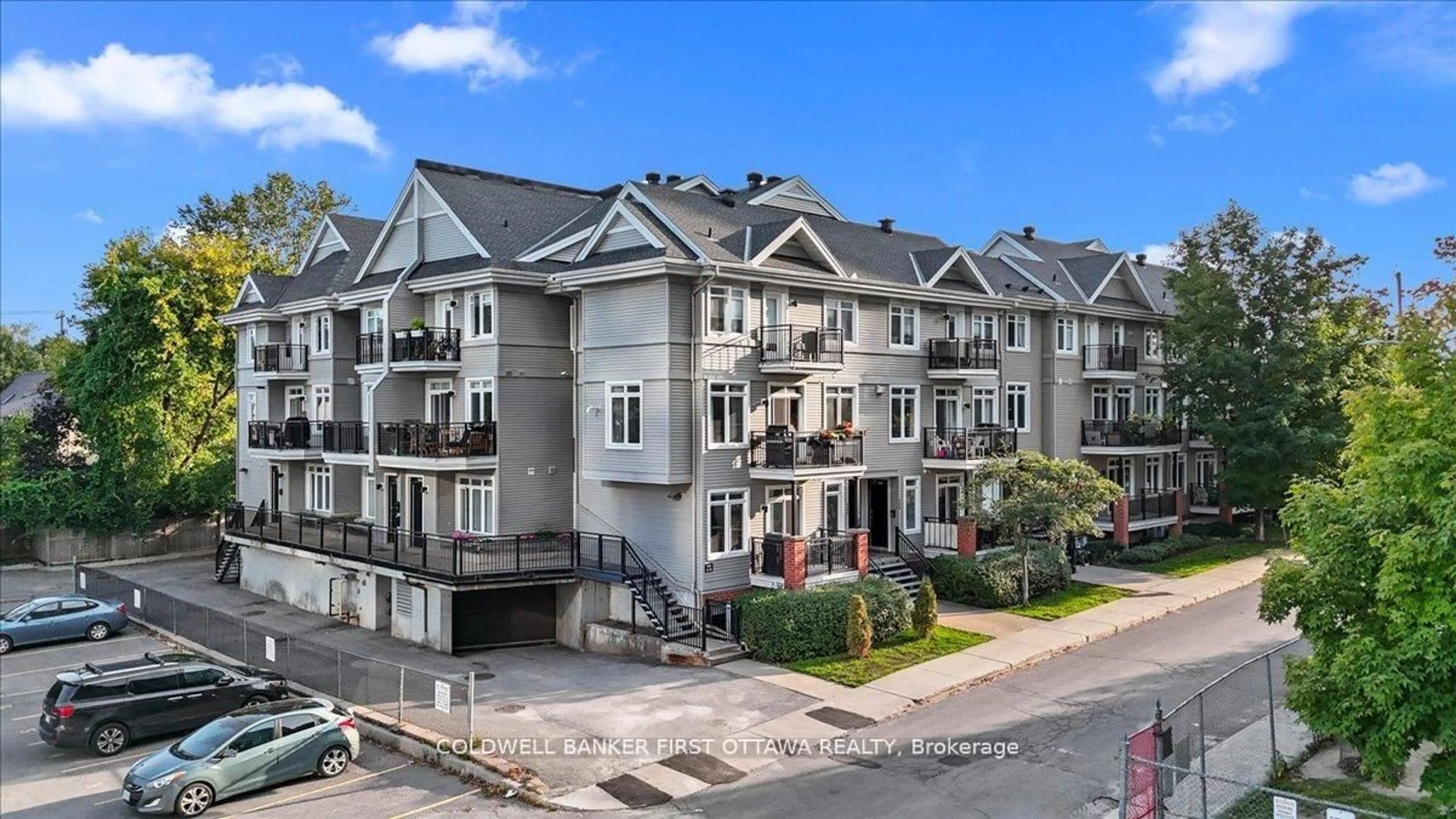 A pic from outside/outdoor area/front of a property/back of a property/a pic from drone, unknown for 414 NEPEAN St #F, Ottawa Ontario K1R 5G7