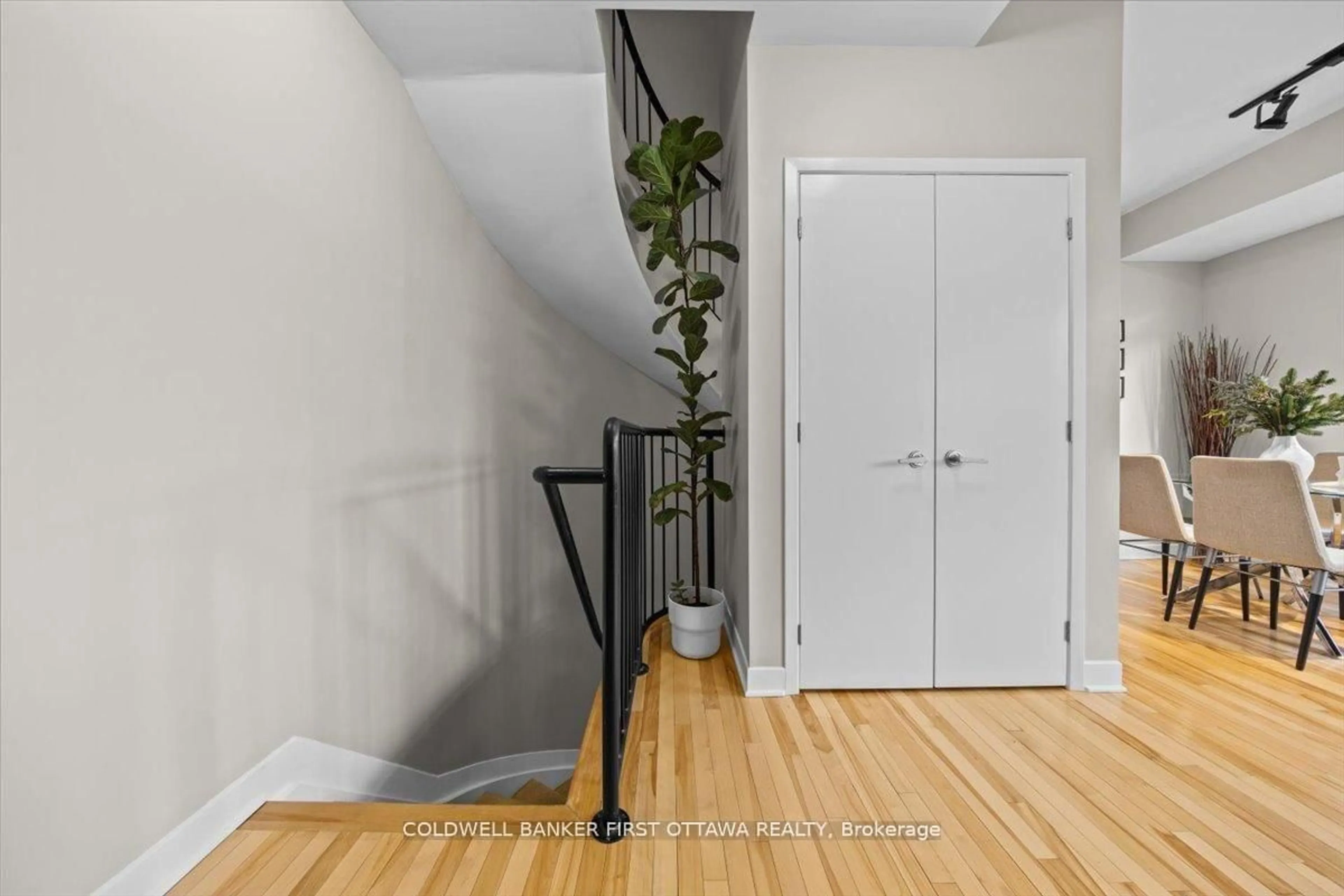 Indoor entryway for 414 NEPEAN St #F, Ottawa Ontario K1R 5G7