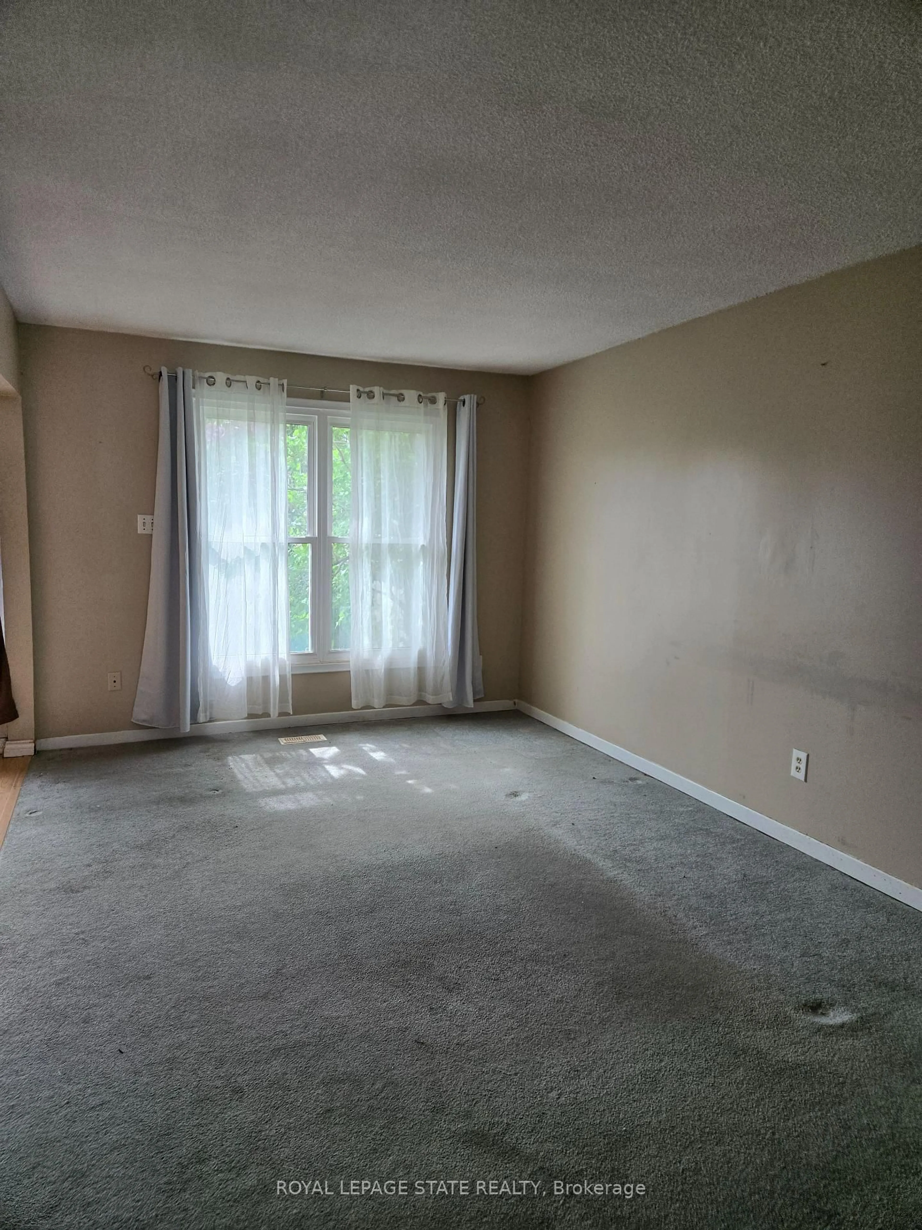 A pic of a room for 153 Limeridge Rd #4, Hamilton Ontario L9C 2V3