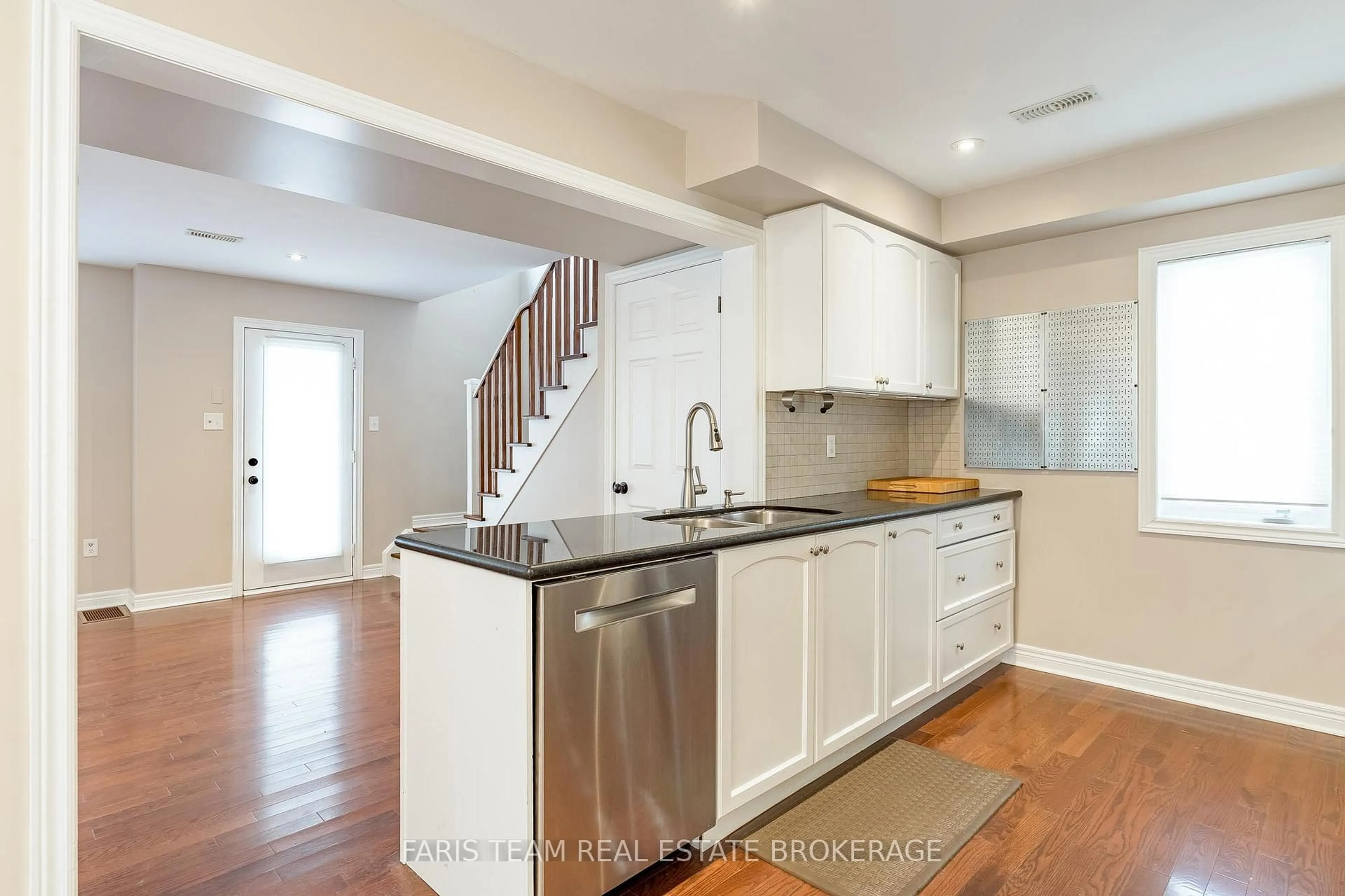 Open concept kitchen, unknown for 44 Marina Village Dr, Georgian Bay Ontario L0K 1S0