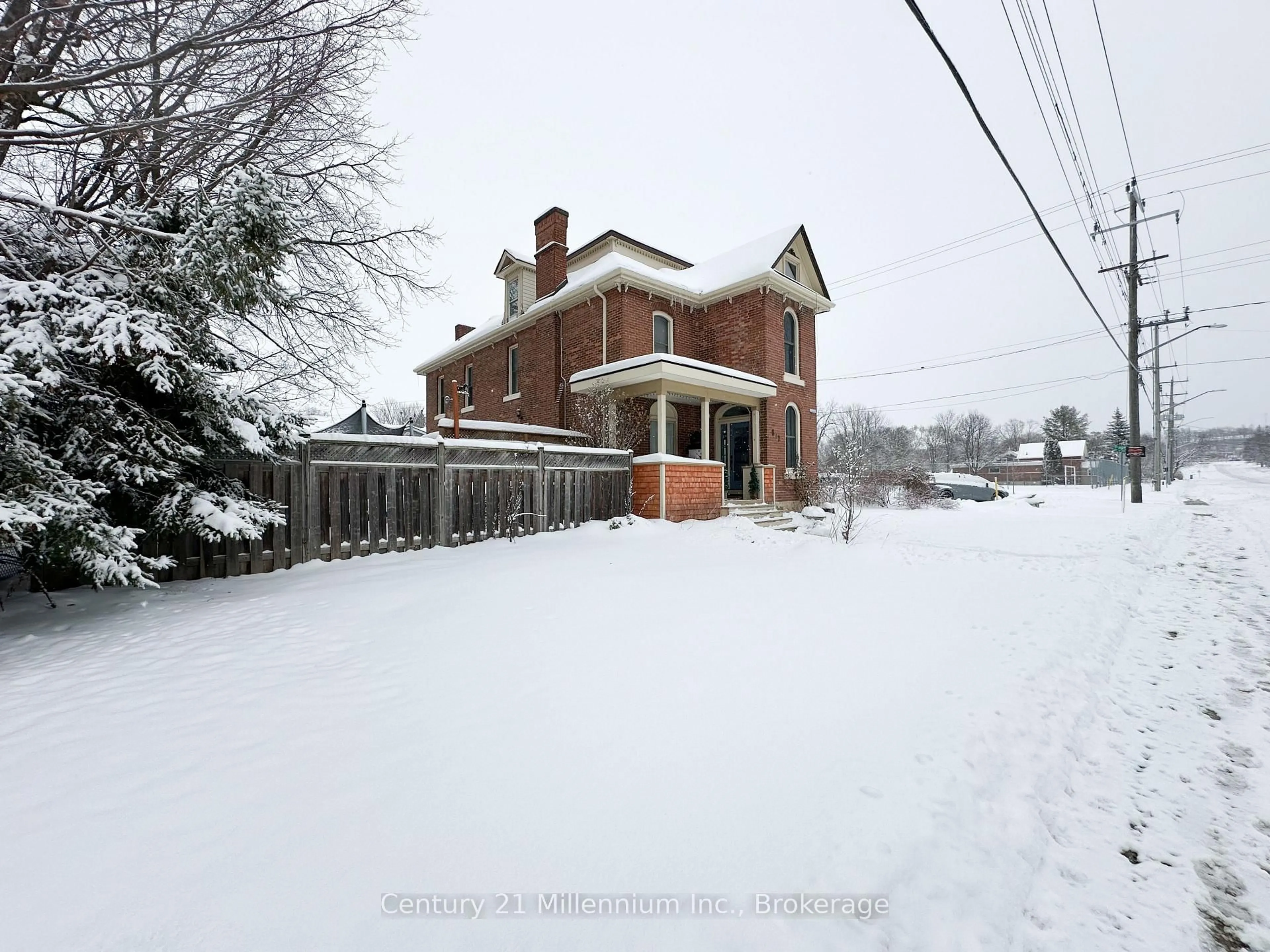 A pic from outside/outdoor area/front of a property/back of a property/a pic from drone, street for 692 15th St, Owen Sound Ontario N4K 1X4