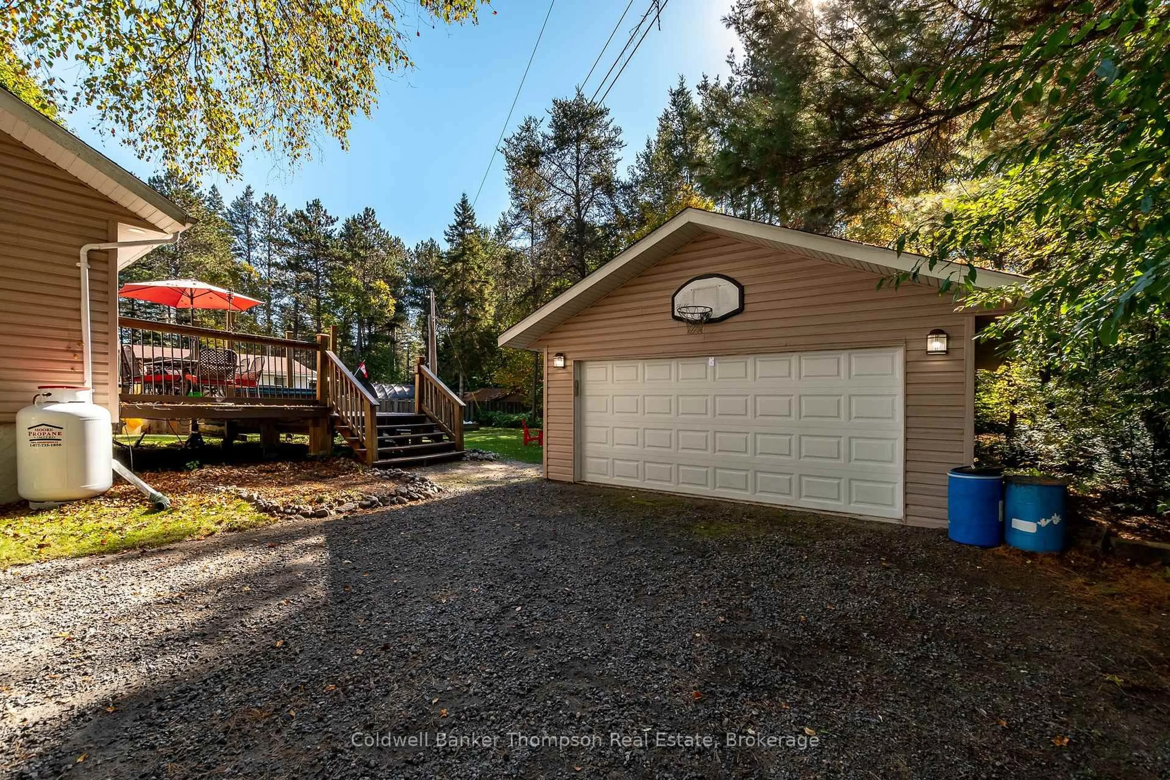 Indoor garage for 4237 Ravenscliffe Rd, Huntsville Ontario P1H 2J2