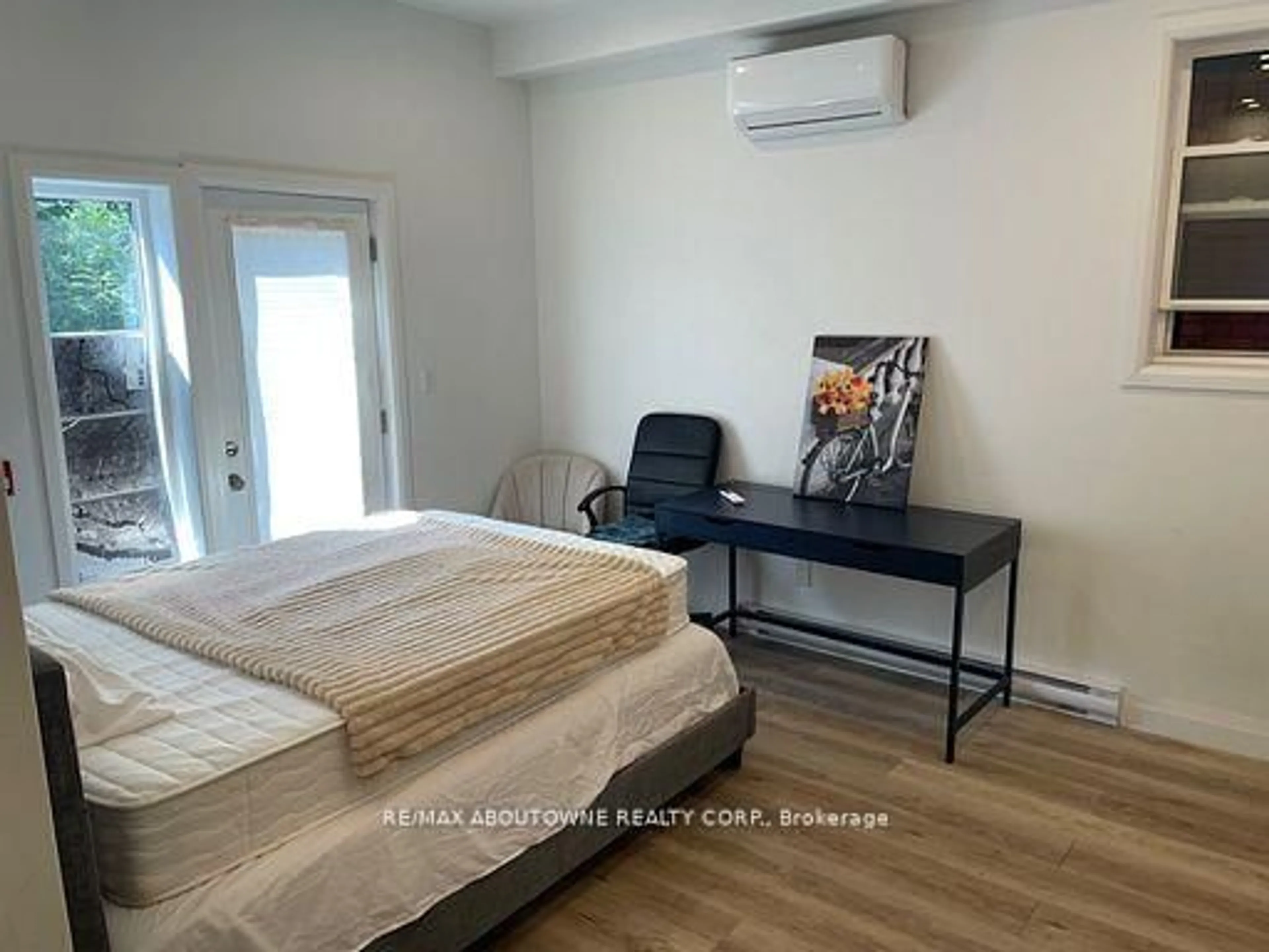 A pic of a room for 66 Wellington St, Hamilton Ontario L8N 2R1