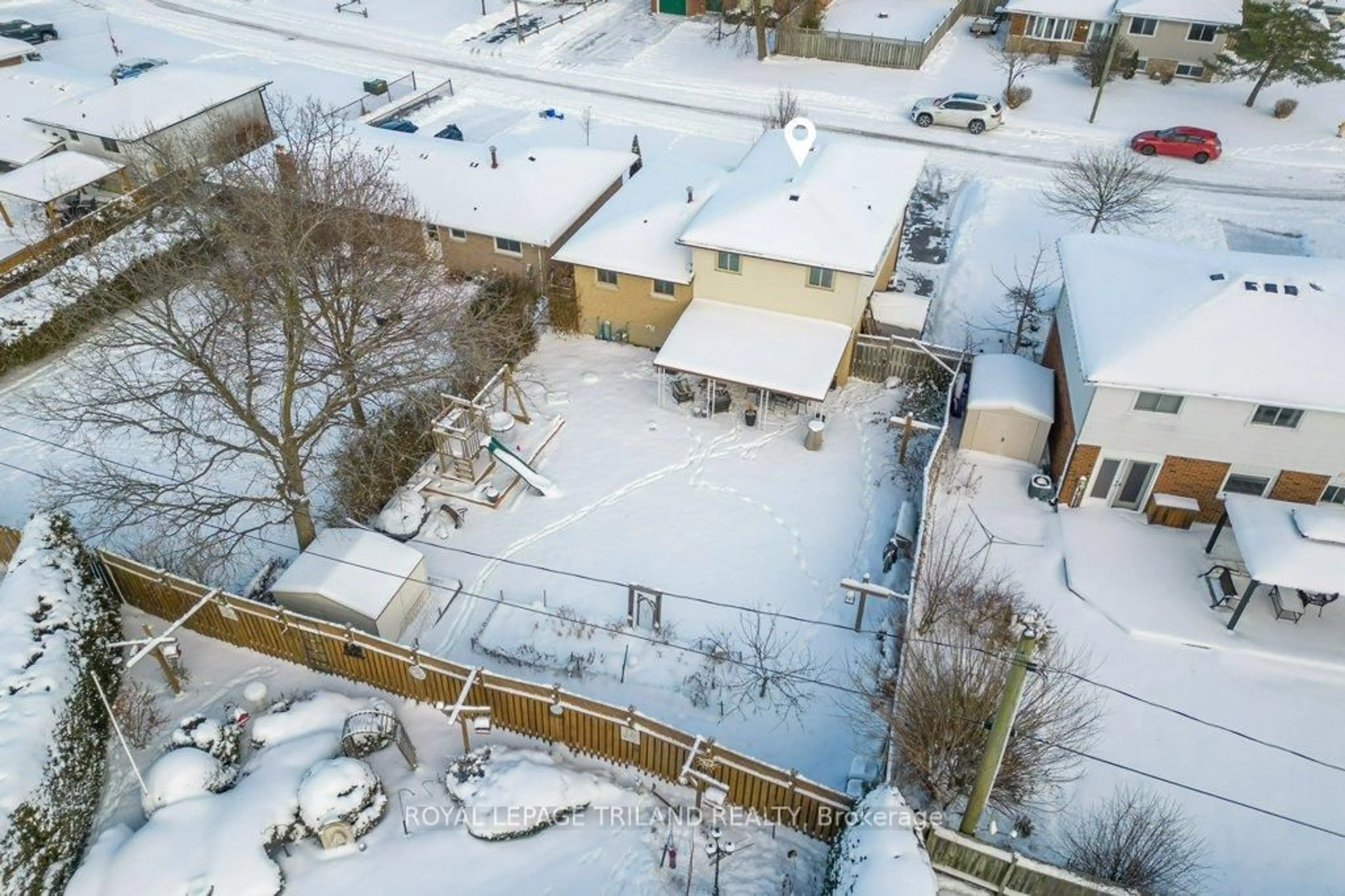 A pic from outside/outdoor area/front of a property/back of a property/a pic from drone, street for 15 Stirling Cres, St. Thomas Ontario N5P 3R4