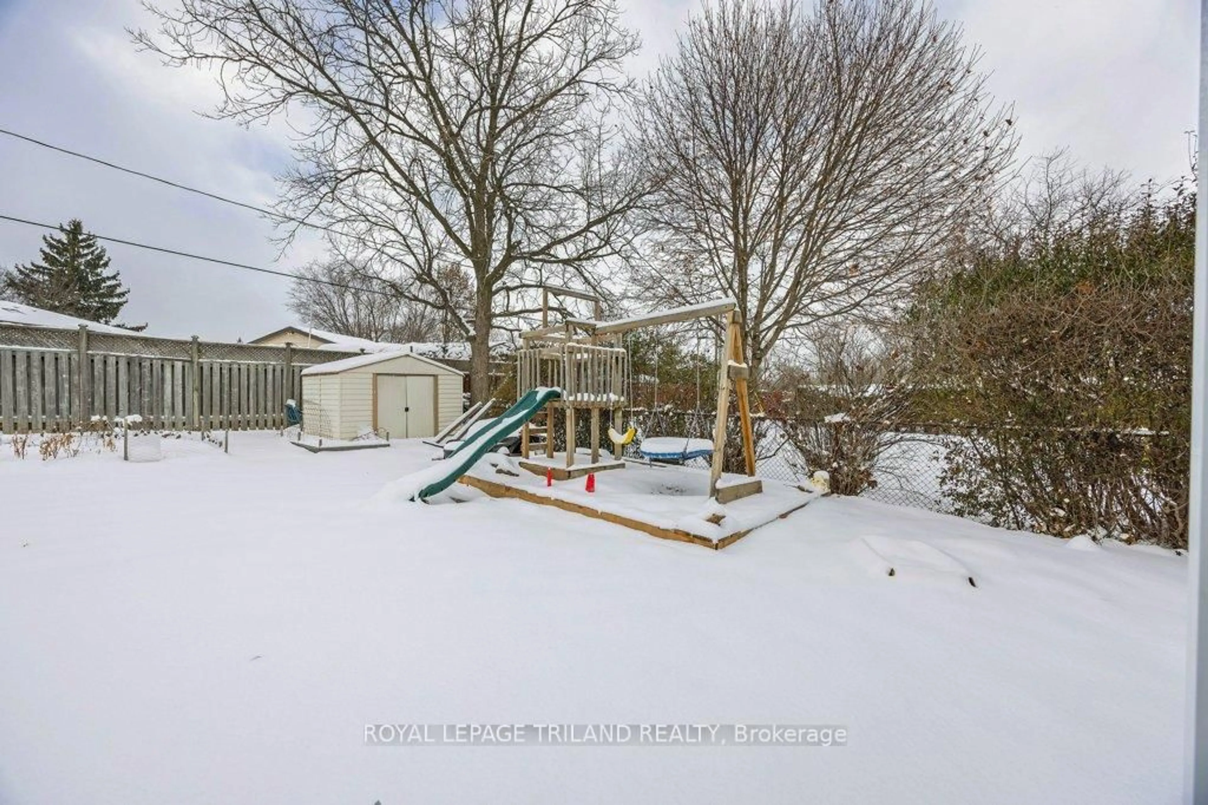 A pic from outside/outdoor area/front of a property/back of a property/a pic from drone, street for 15 Stirling Cres, St. Thomas Ontario N5P 3R4
