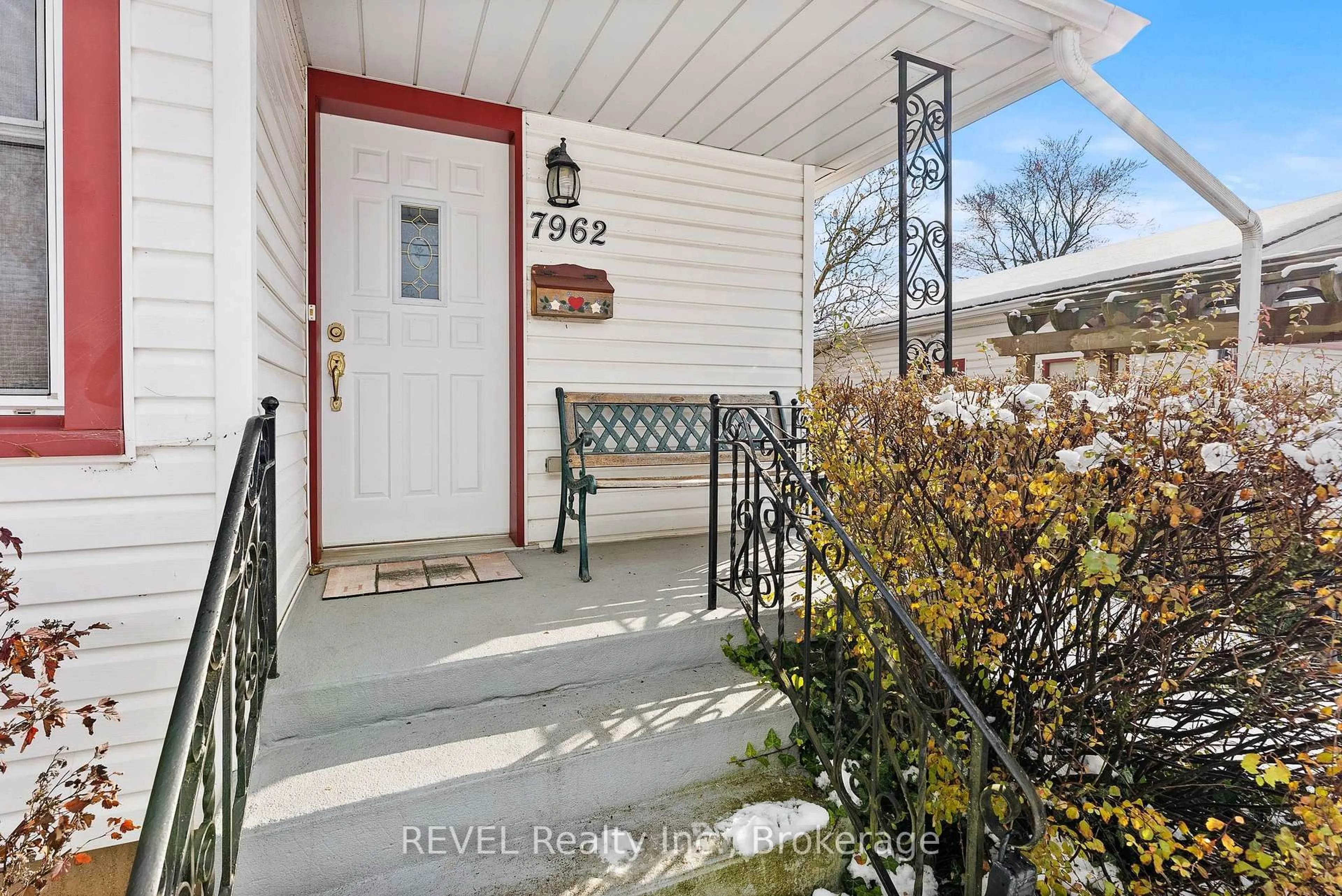 Indoor entryway for 7962 Booth St, Niagara Falls Ontario L2H 1E8