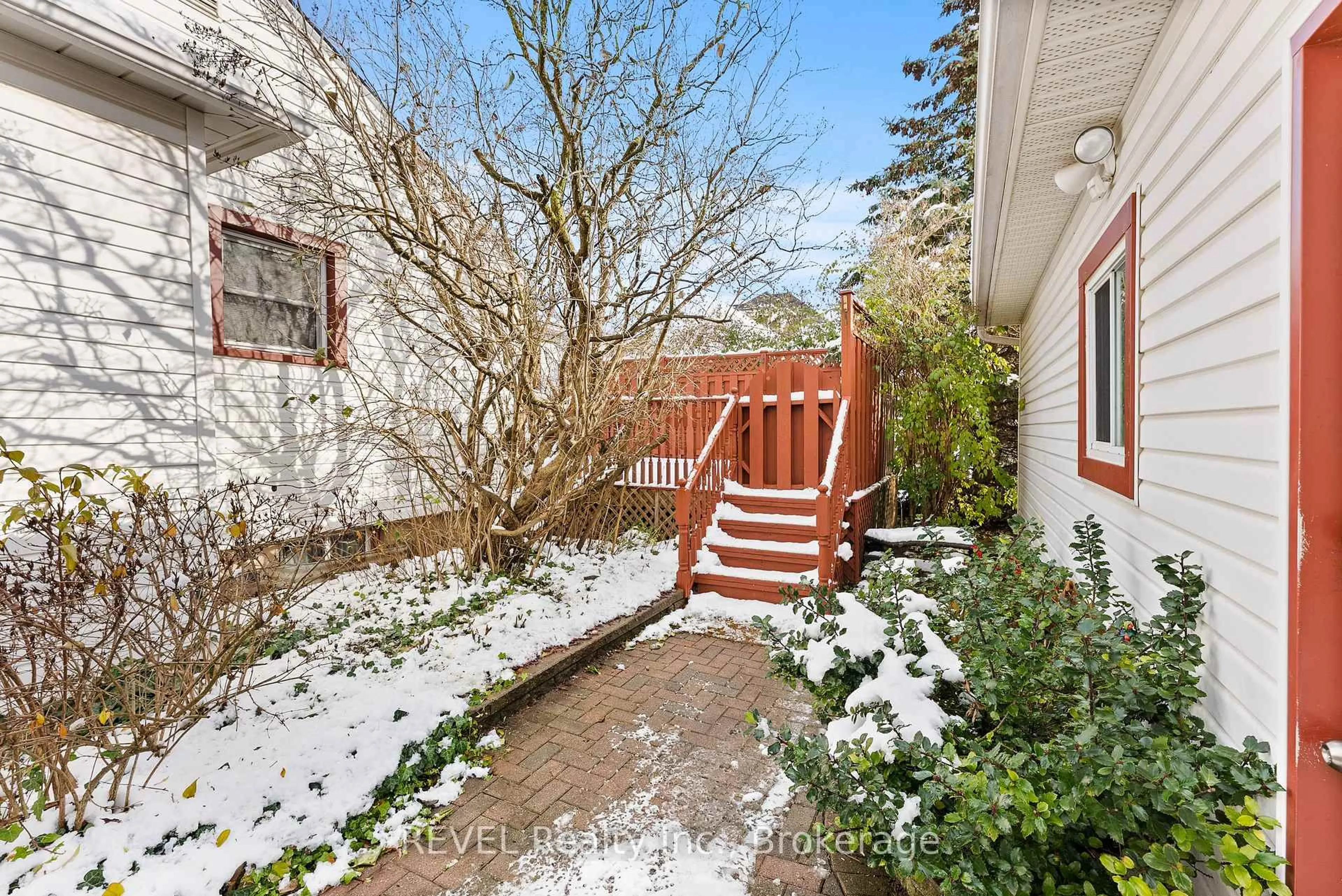 Patio, street for 7962 Booth St, Niagara Falls Ontario L2H 1E8