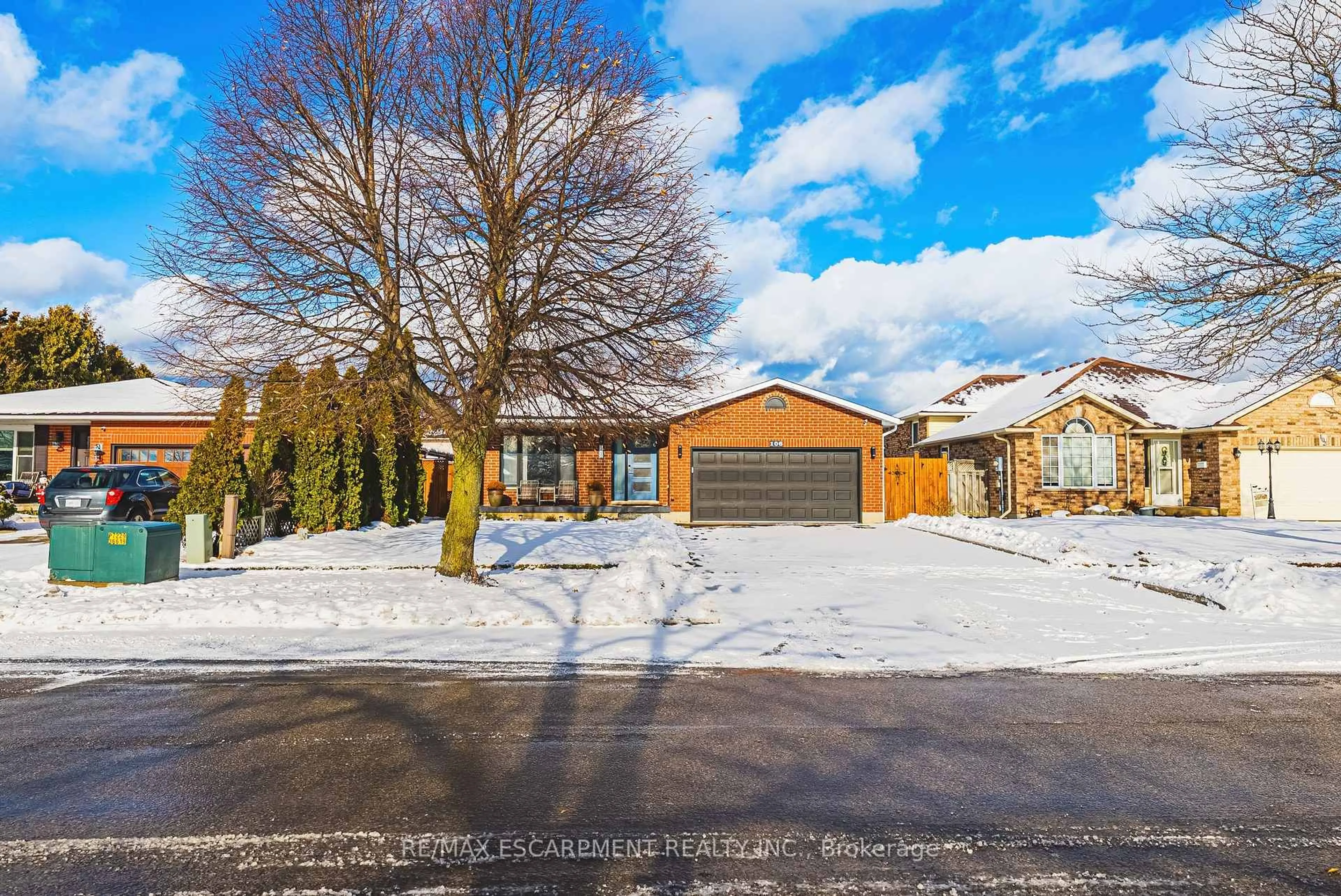 A pic from outside/outdoor area/front of a property/back of a property/a pic from drone, street for 106 Highbury Dr, Hamilton Ontario L8J 3P2