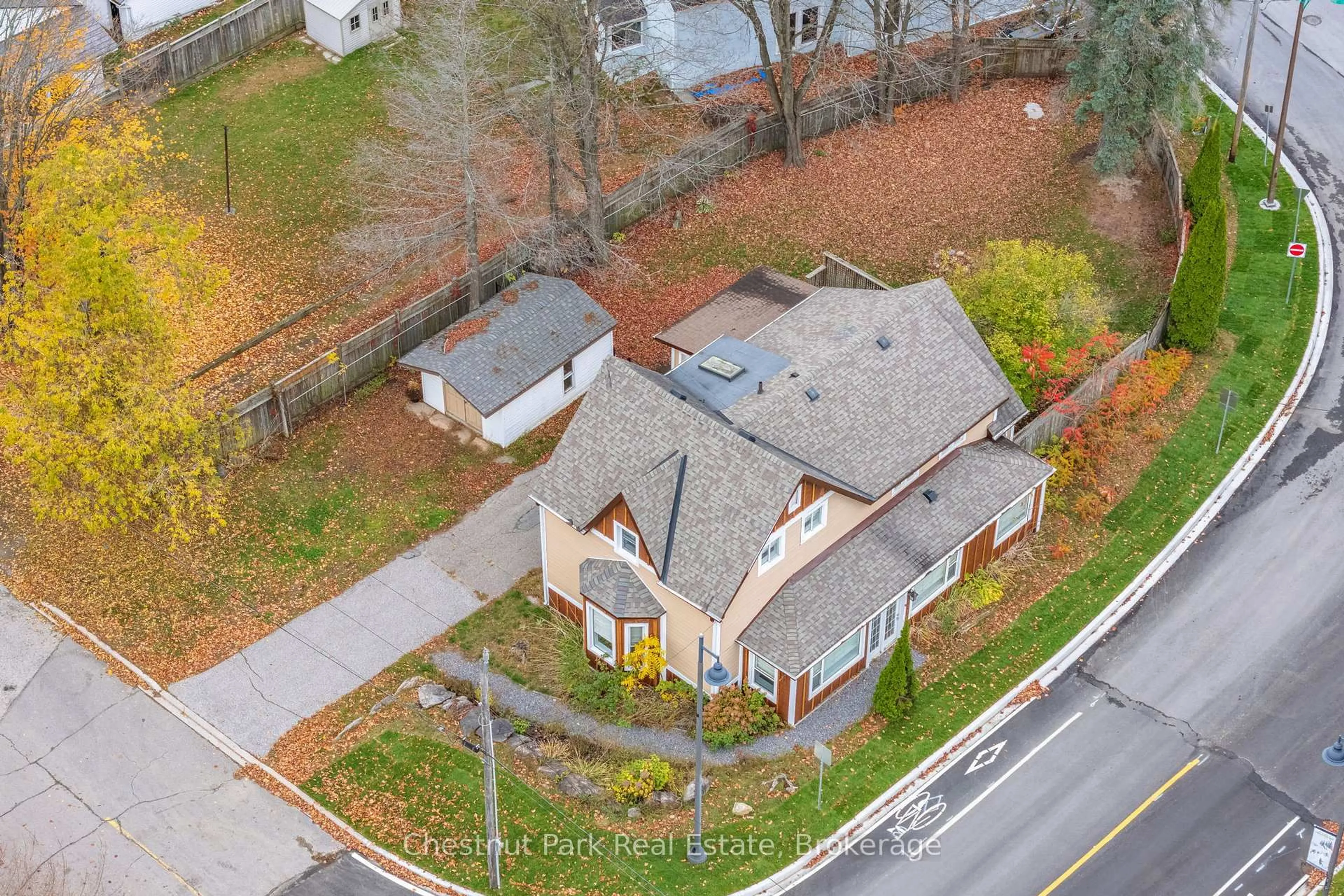 A pic from outside/outdoor area/front of a property/back of a property/a pic from drone, street for 615 Bay St, Gravenhurst Ontario P1P 1G8