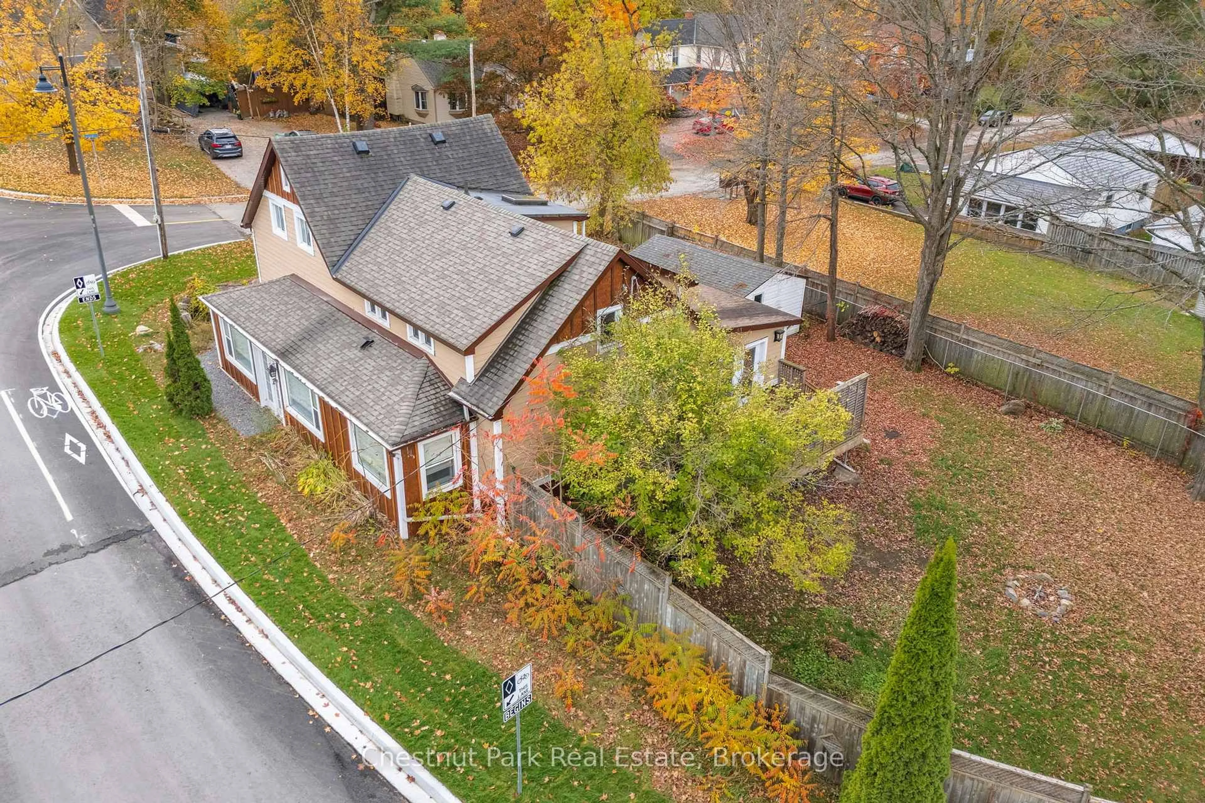A pic from outside/outdoor area/front of a property/back of a property/a pic from drone, street for 615 Bay St, Gravenhurst Ontario P1P 1G8