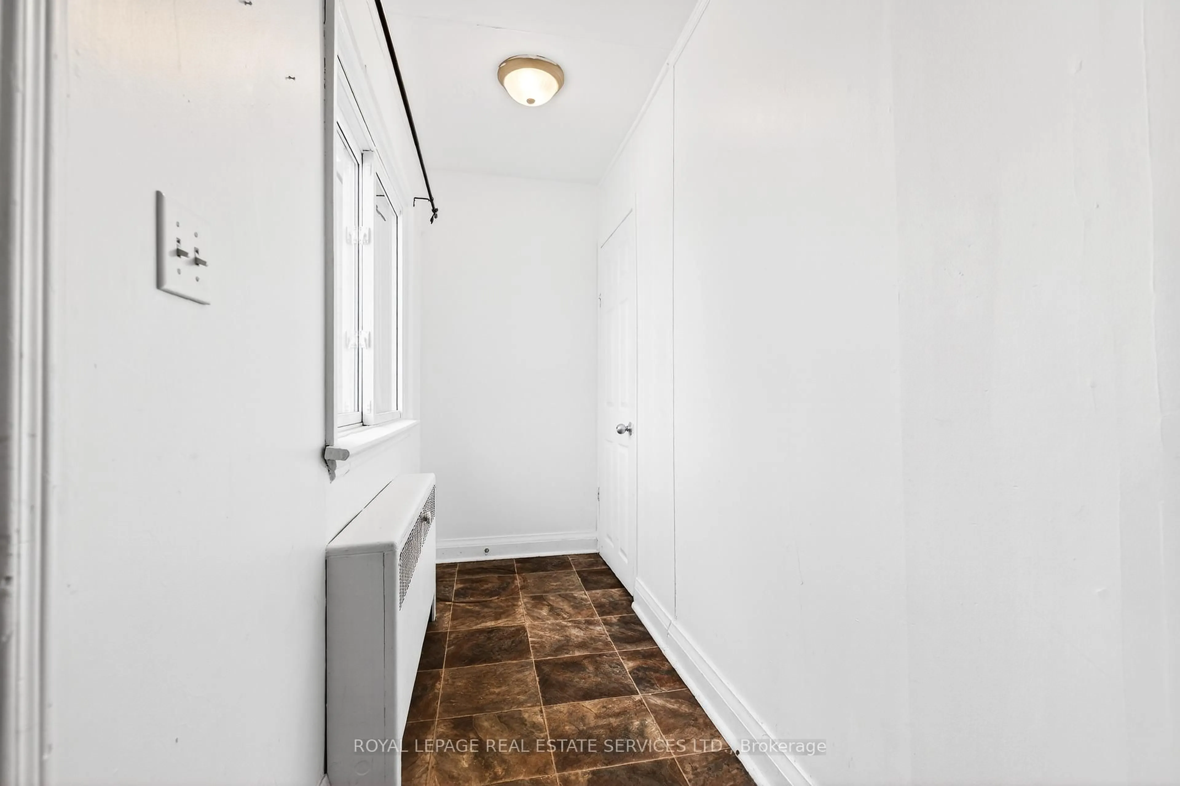 Indoor entryway for 53 Kinsey St, St. Catharines Ontario L2S 1E2