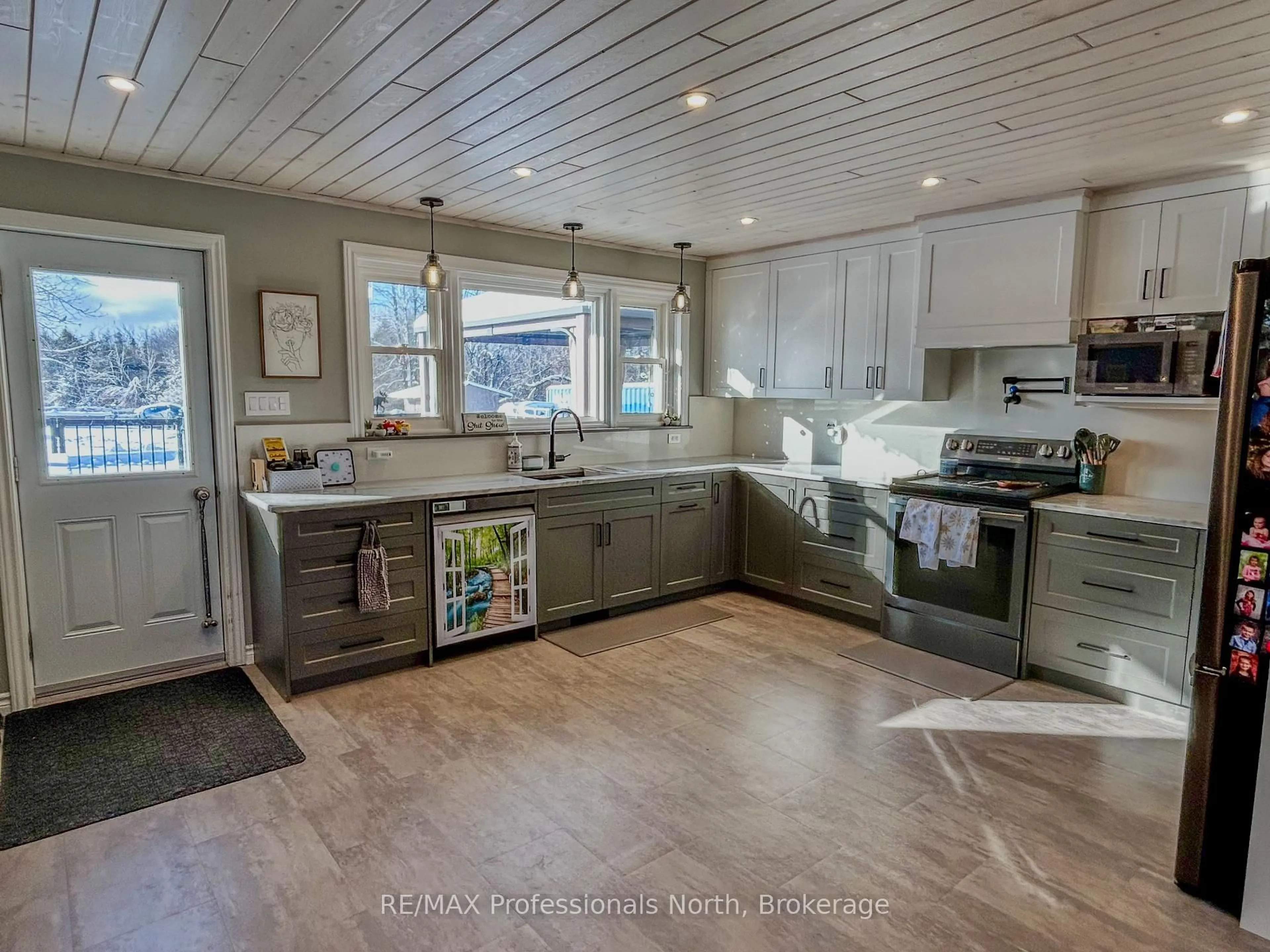 Open concept kitchen, unknown for 960 5th Line Douro, Douro-Dummer Ontario K0L 2H0
