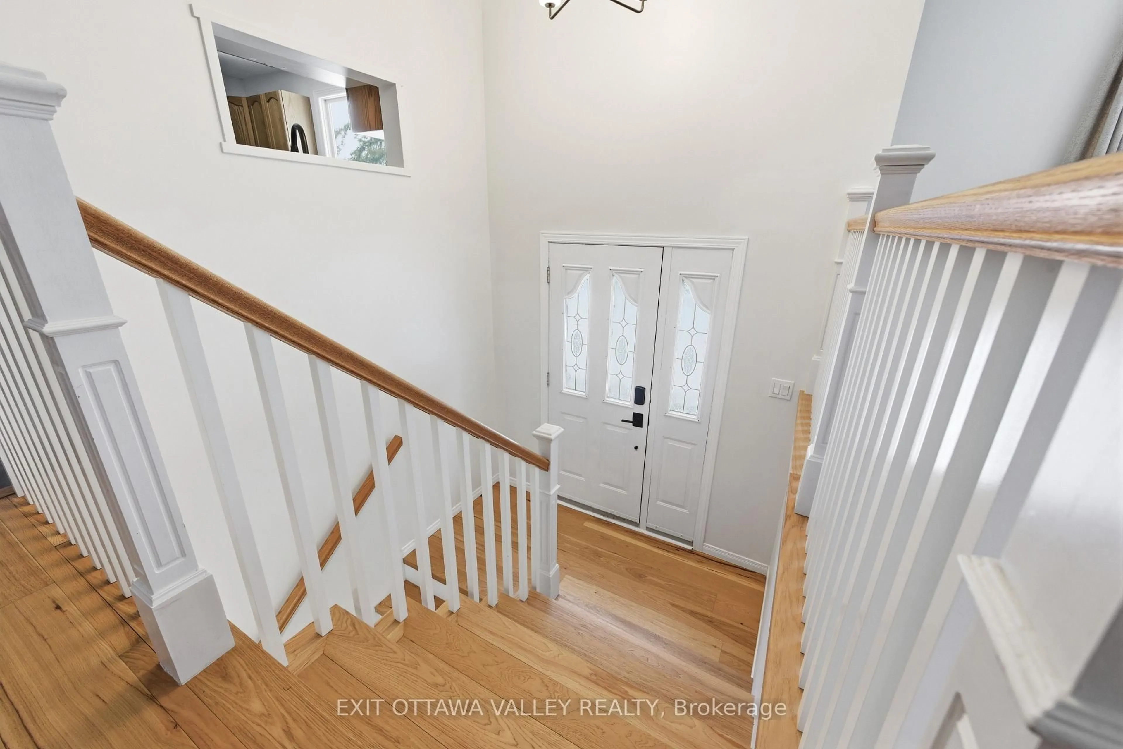 Indoor entryway for 1251 Wylie Rd, Deep River Ontario K0J 1P0