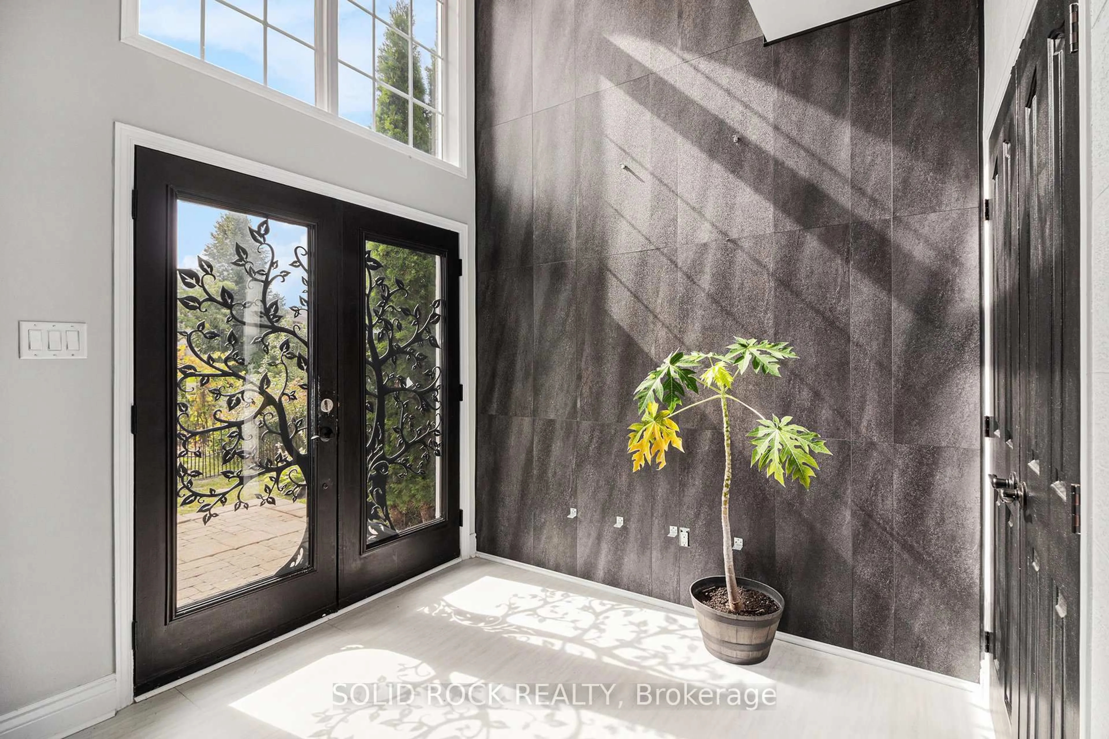 Indoor entryway for 2121 Valin St, Ottawa Ontario K4A 4T5