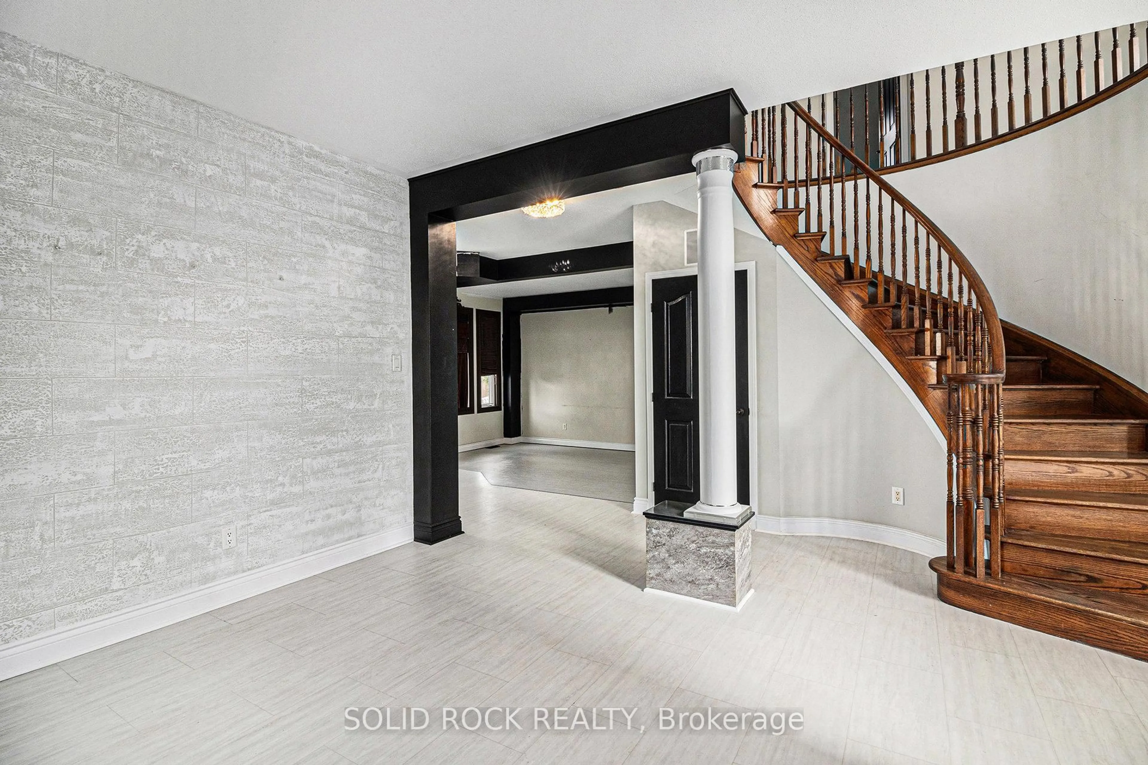 Indoor entryway for 2121 Valin St, Ottawa Ontario K4A 4T5