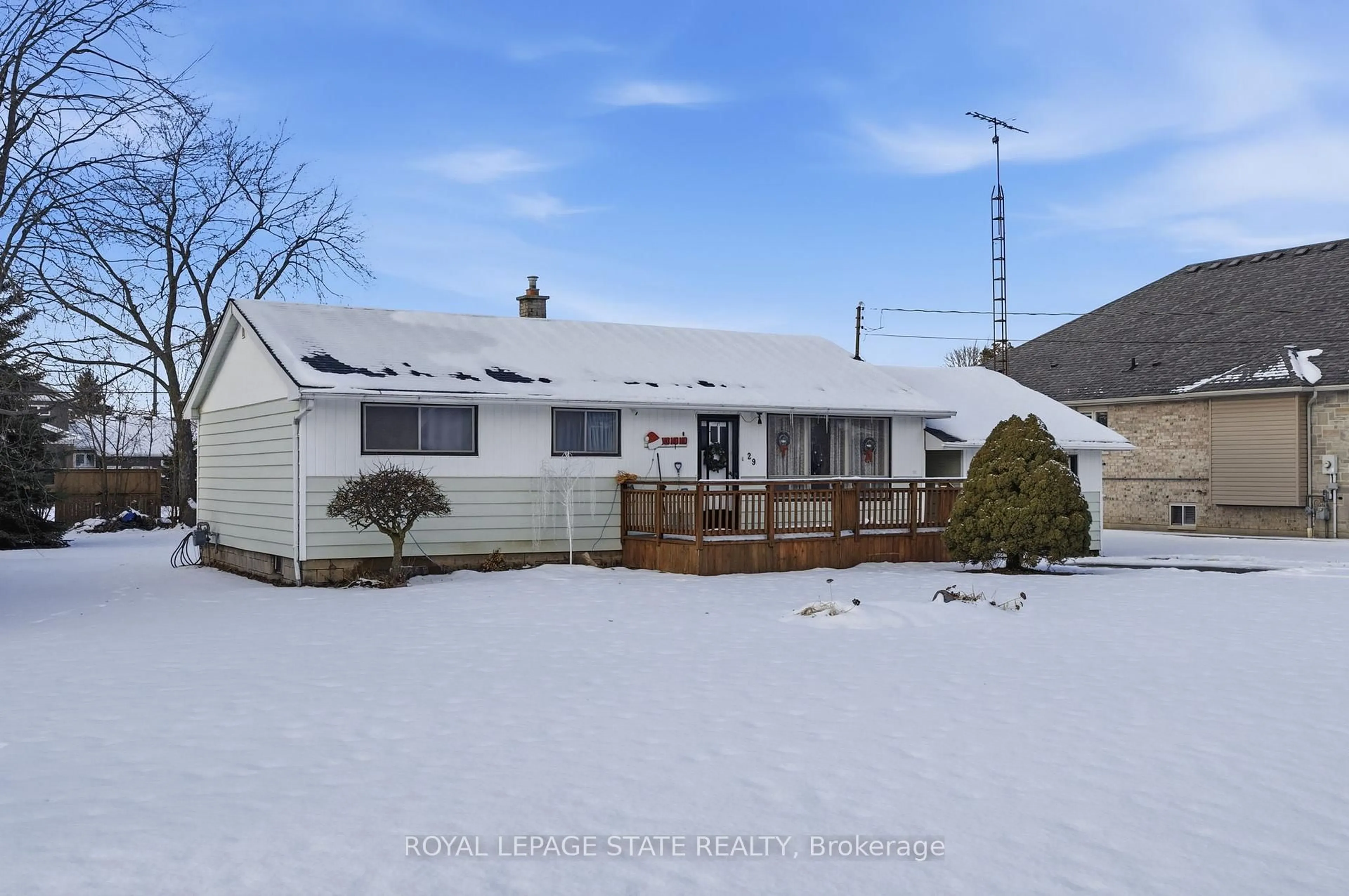 A pic from outside/outdoor area/front of a property/back of a property/a pic from drone, unknown for 29 Leckie Ave, Hamilton Ontario L8J 2S7