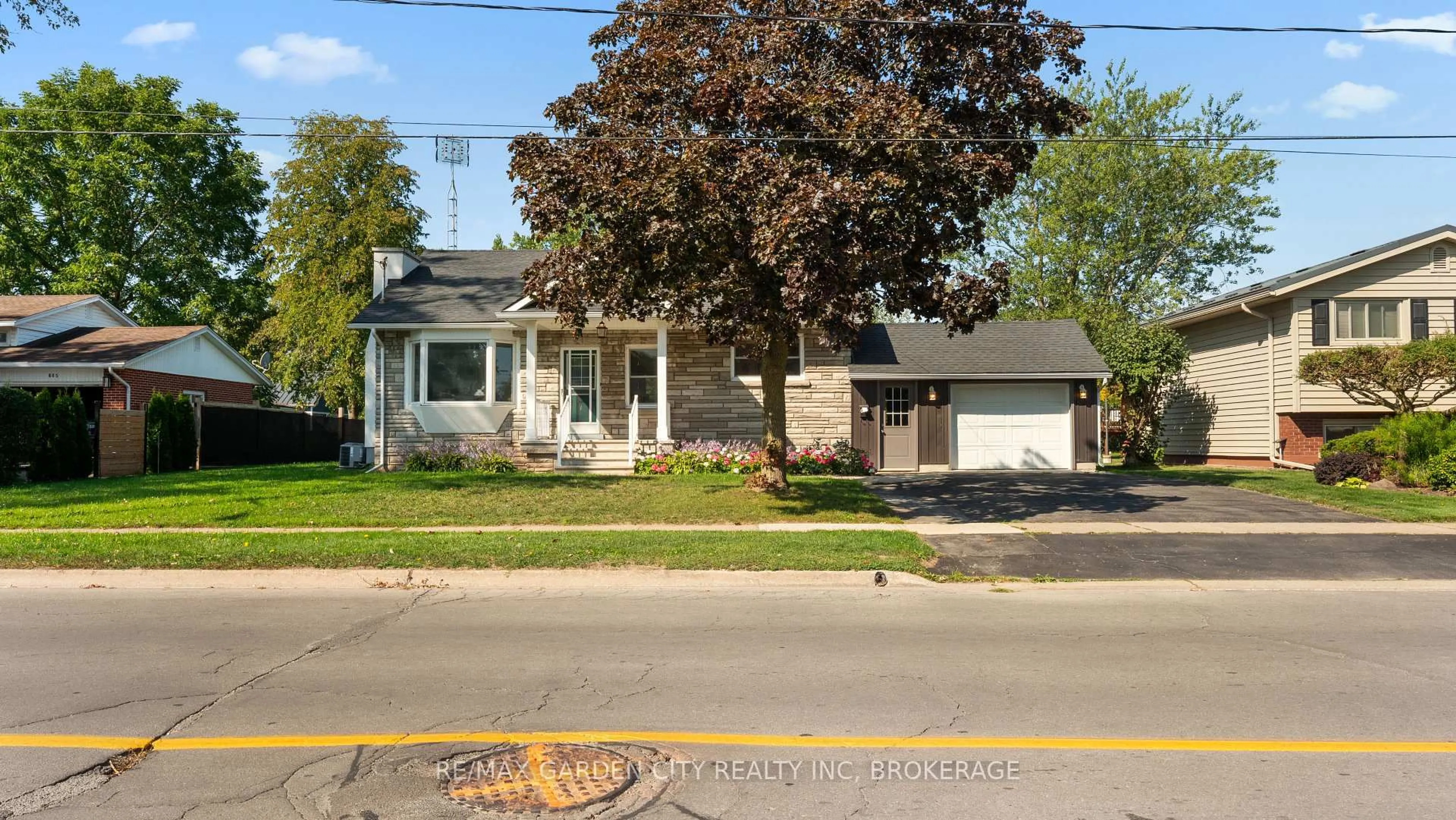 Home with brick exterior material, street for 611 Clare Ave, Welland Ontario L3C 3B9