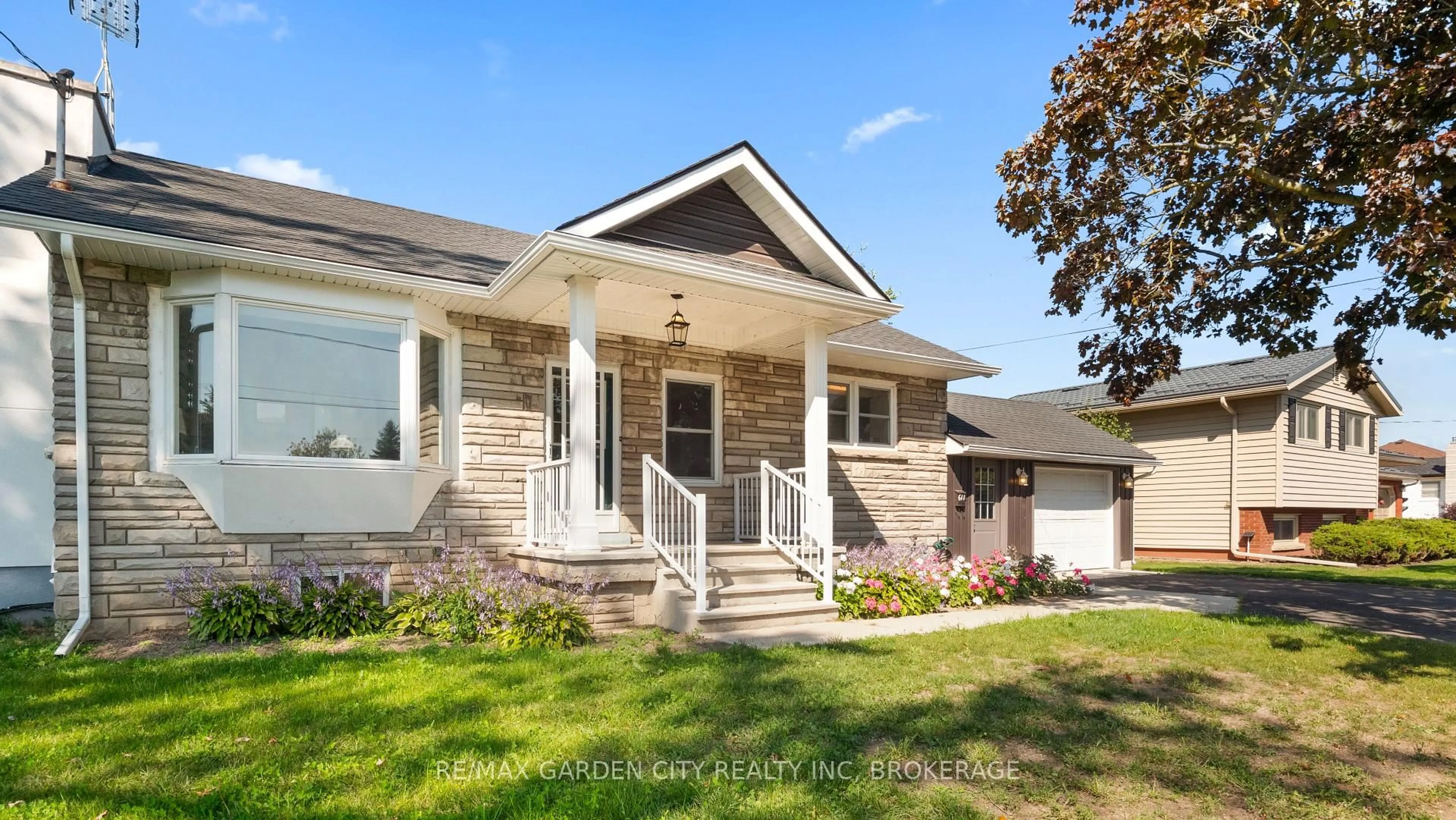 Home with vinyl exterior material, street for 611 Clare Ave, Welland Ontario L3C 3B9