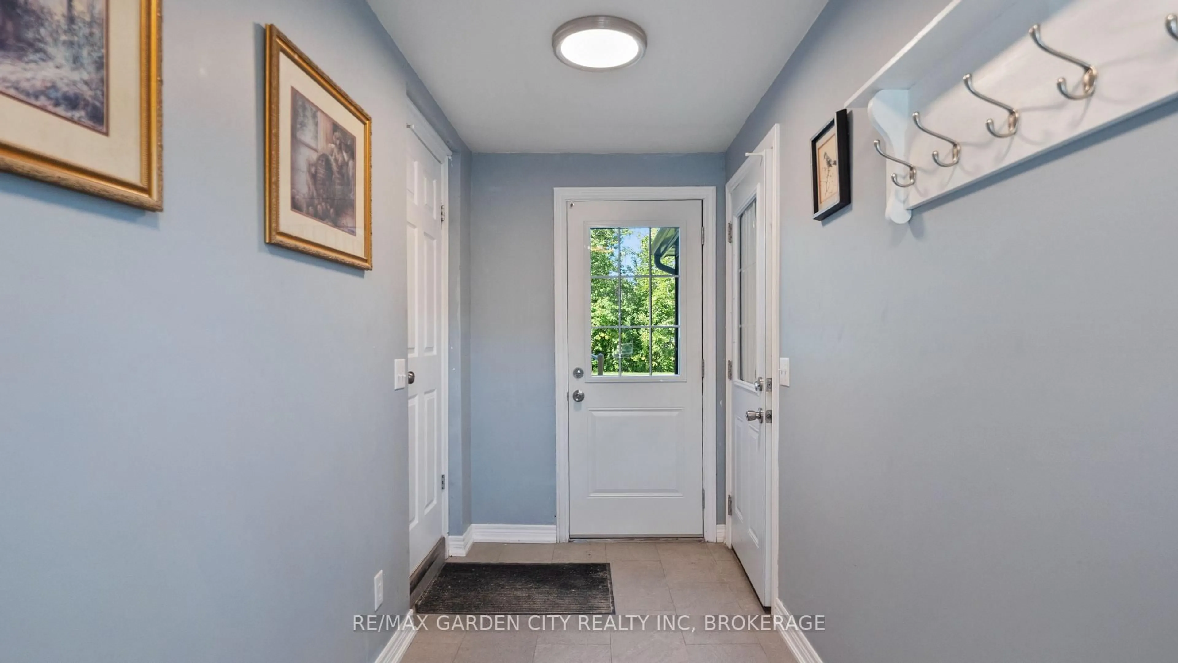 Indoor entryway for 611 Clare Ave, Welland Ontario L3C 3B9