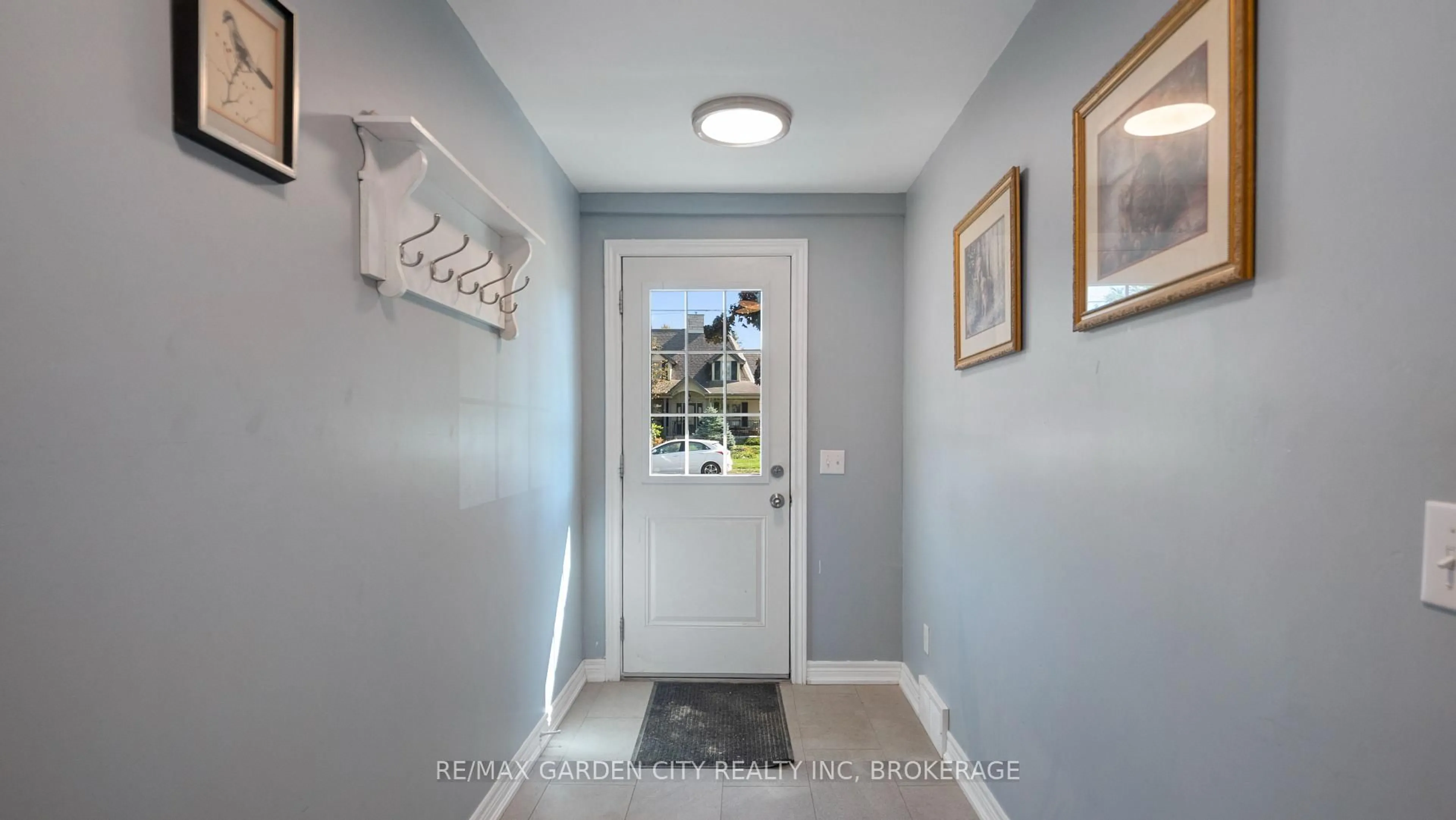 Indoor entryway for 611 Clare Ave, Welland Ontario L3C 3B9