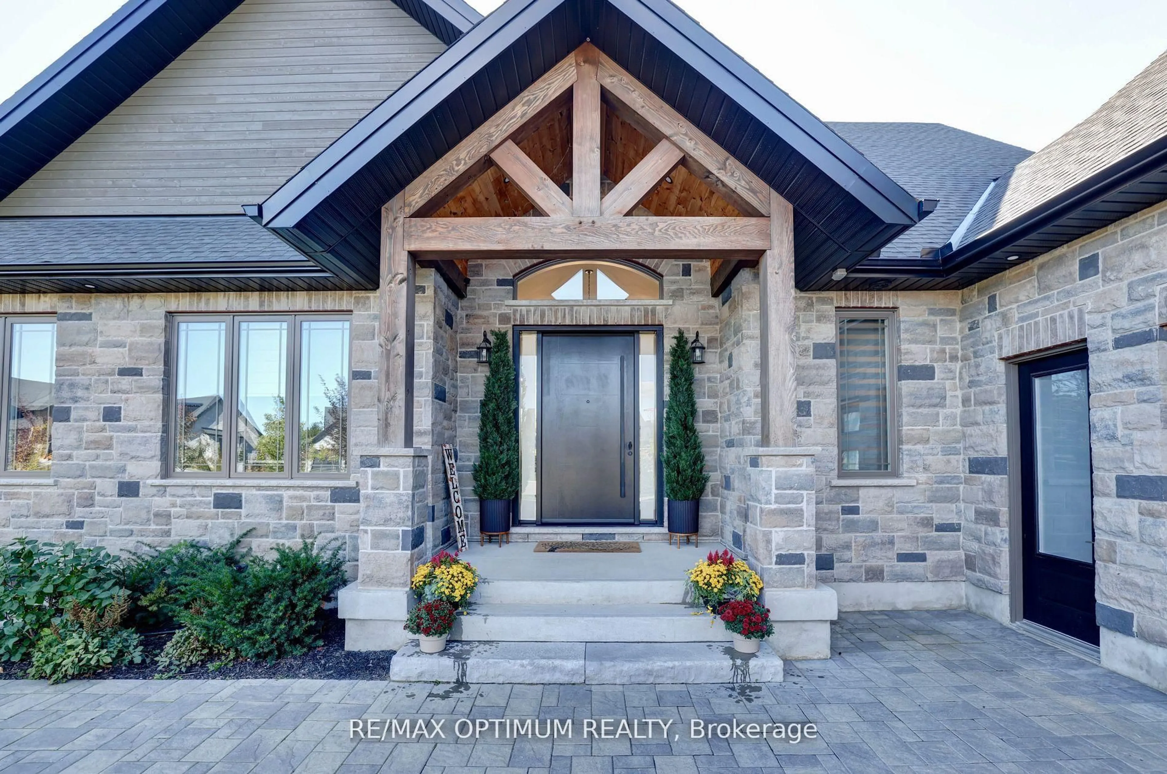 Indoor entryway for 23 Whitcombe Way, Puslinch Ontario N0B 2C0