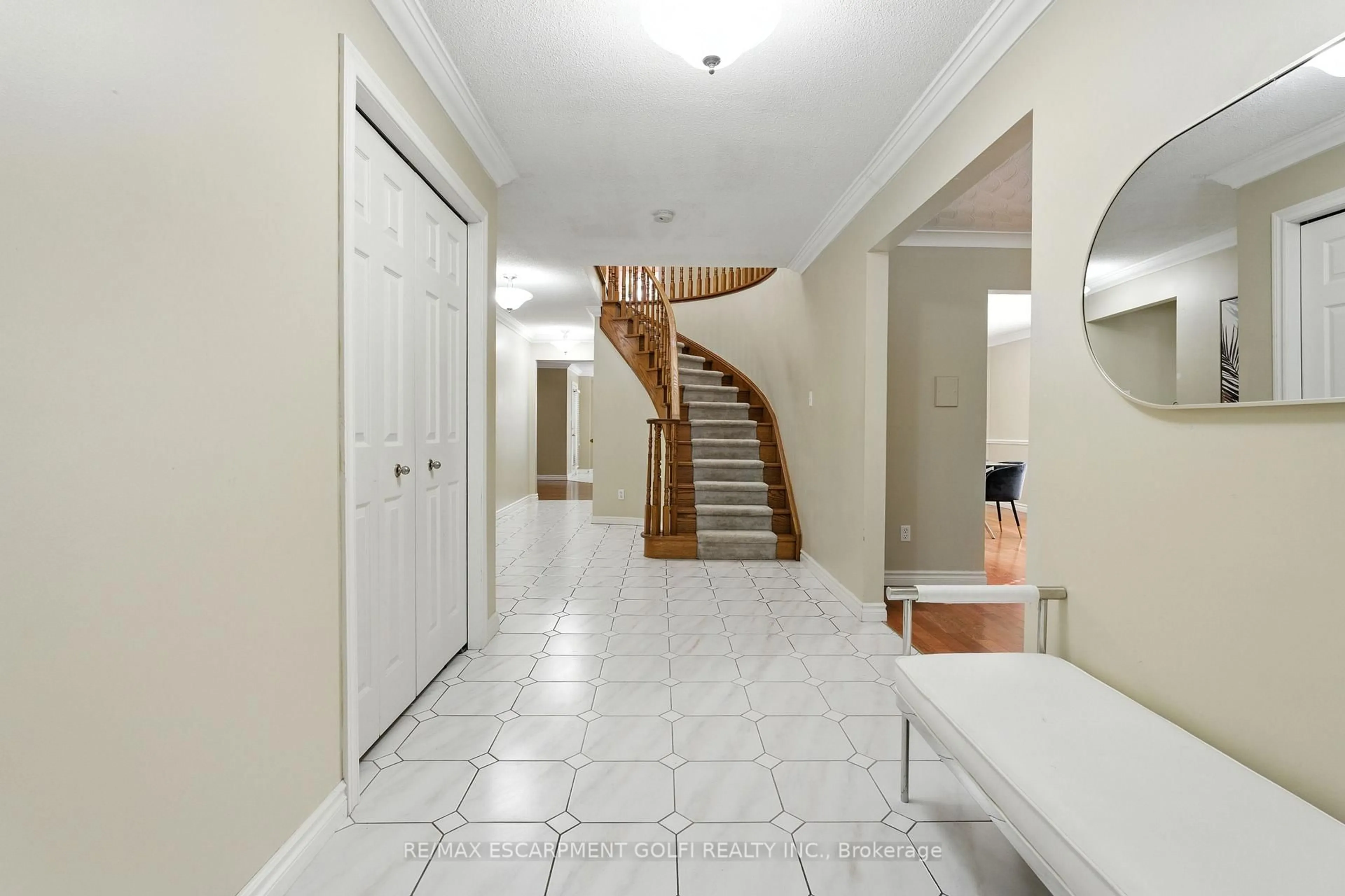 Indoor foyer for 6 Renata Crt, Hamilton Ontario L9H 6X1